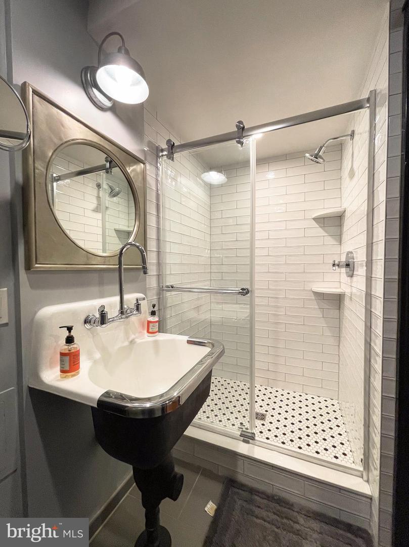 323 CENTER ST N, VIENNA, Virginia 22180, 4 Bedrooms Bedrooms, ,3 BathroomsBathrooms,Residential,For sale,323 CENTER ST N,VAFX2239218 MLS # VAFX2239218