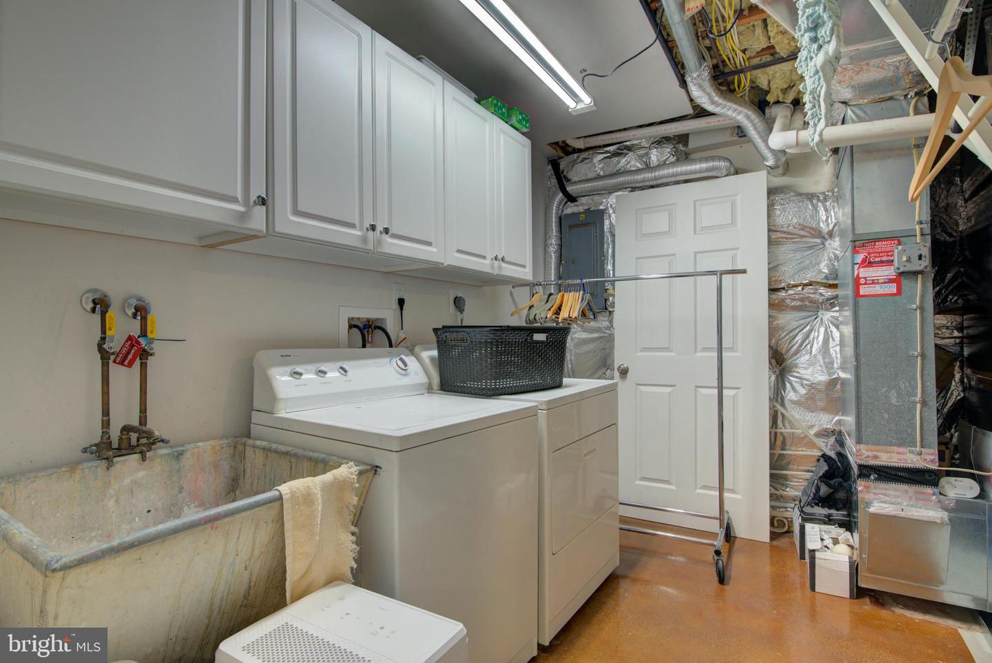 323 CENTER ST N, VIENNA, Virginia 22180, 4 Bedrooms Bedrooms, ,3 BathroomsBathrooms,Residential,For sale,323 CENTER ST N,VAFX2239218 MLS # VAFX2239218