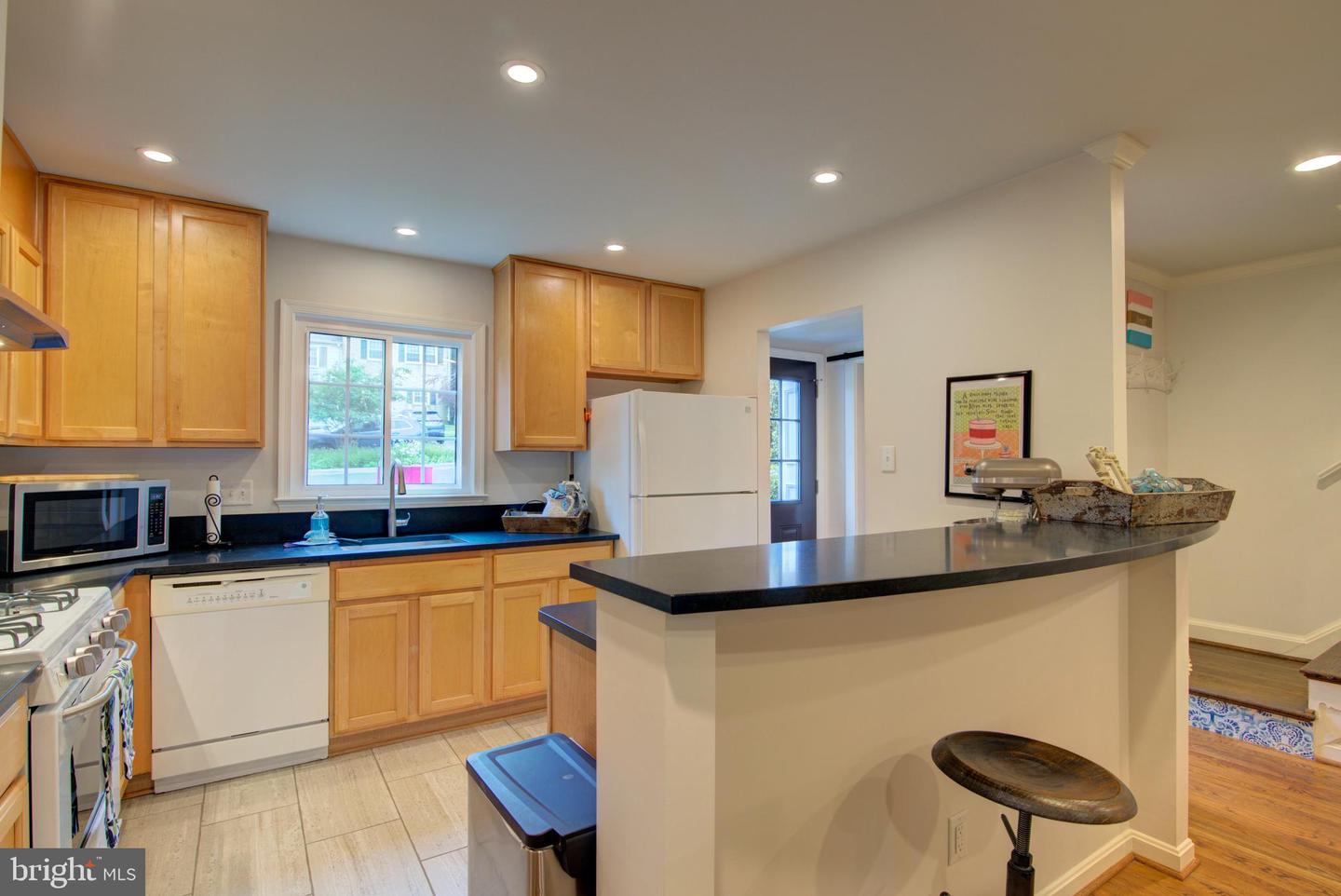 323 CENTER ST N, VIENNA, Virginia 22180, 4 Bedrooms Bedrooms, ,3 BathroomsBathrooms,Residential,For sale,323 CENTER ST N,VAFX2239218 MLS # VAFX2239218