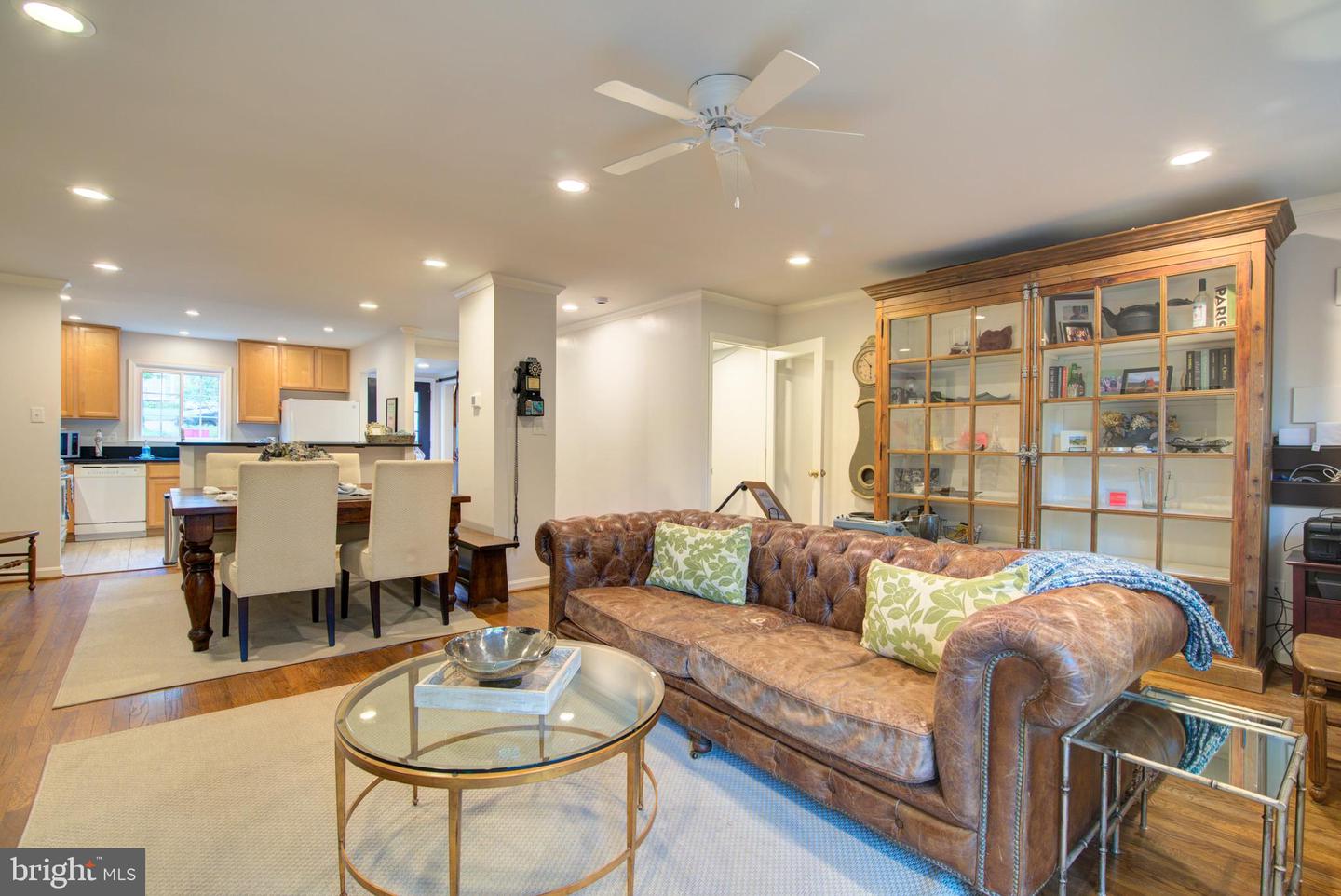 323 CENTER ST N, VIENNA, Virginia 22180, 4 Bedrooms Bedrooms, ,3 BathroomsBathrooms,Residential,For sale,323 CENTER ST N,VAFX2239218 MLS # VAFX2239218
