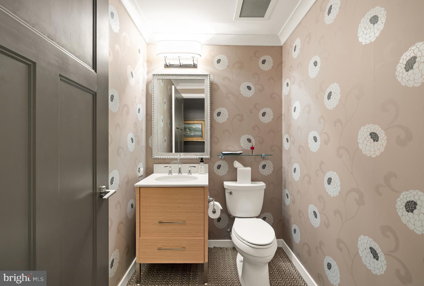 1700B CLARENDON BLVD #126, ARLINGTON, Virginia 22209, 1 Bedroom Bedrooms, ,1 BathroomBathrooms,Residential,For sale,1700B CLARENDON BLVD #126,VAAR2057216 MLS # VAAR2057216