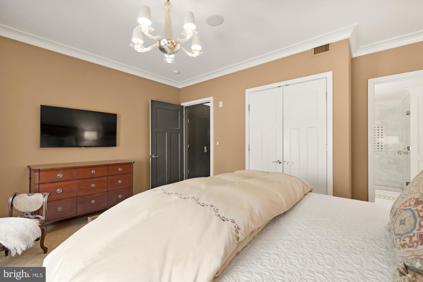 1700B CLARENDON BLVD #126, ARLINGTON, Virginia 22209, 1 Bedroom Bedrooms, ,1 BathroomBathrooms,Residential,For sale,1700B CLARENDON BLVD #126,VAAR2057216 MLS # VAAR2057216