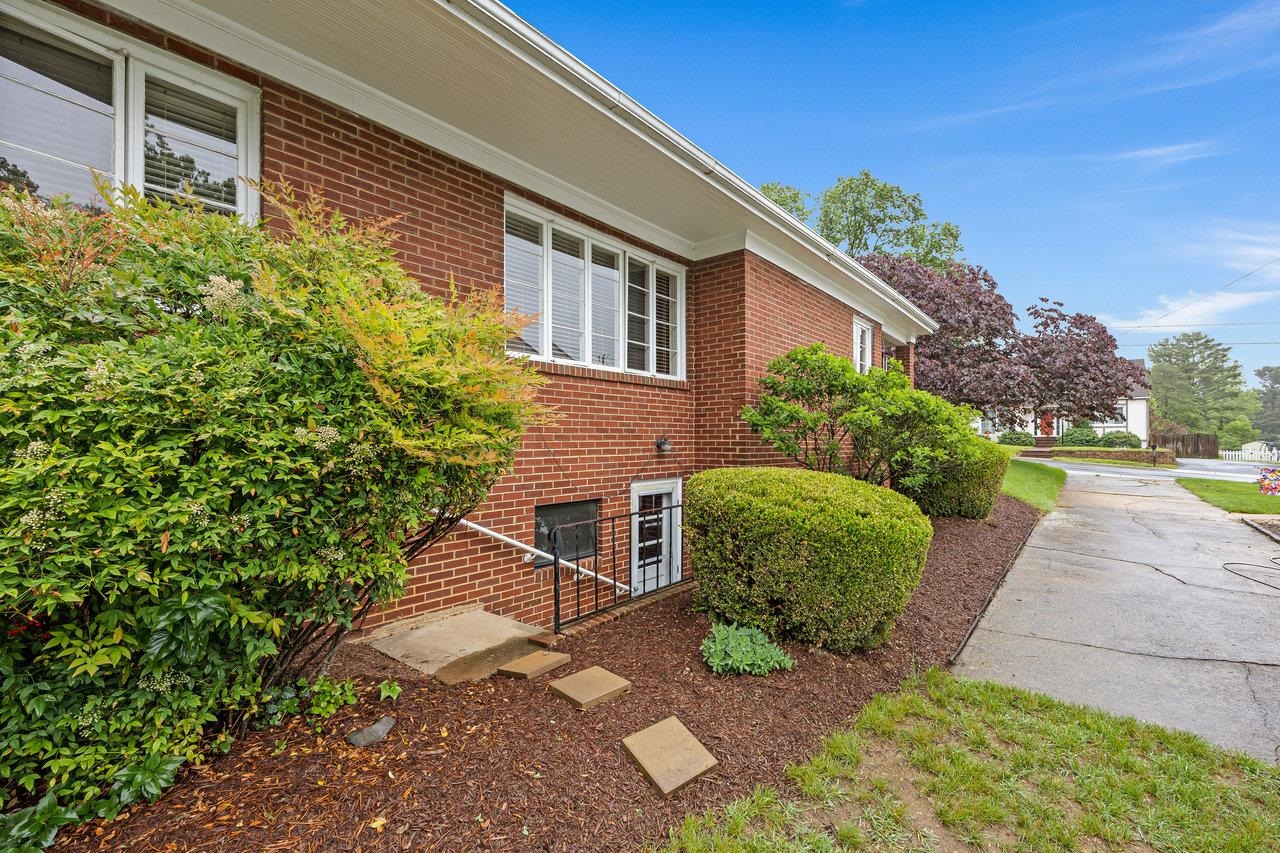 1435 BLUESTONE ST, HARRISONBURG, Virginia 22801, 2 Bedrooms Bedrooms, ,1 BathroomBathrooms,Residential,1435 BLUESTONE ST,665175 MLS # 665175