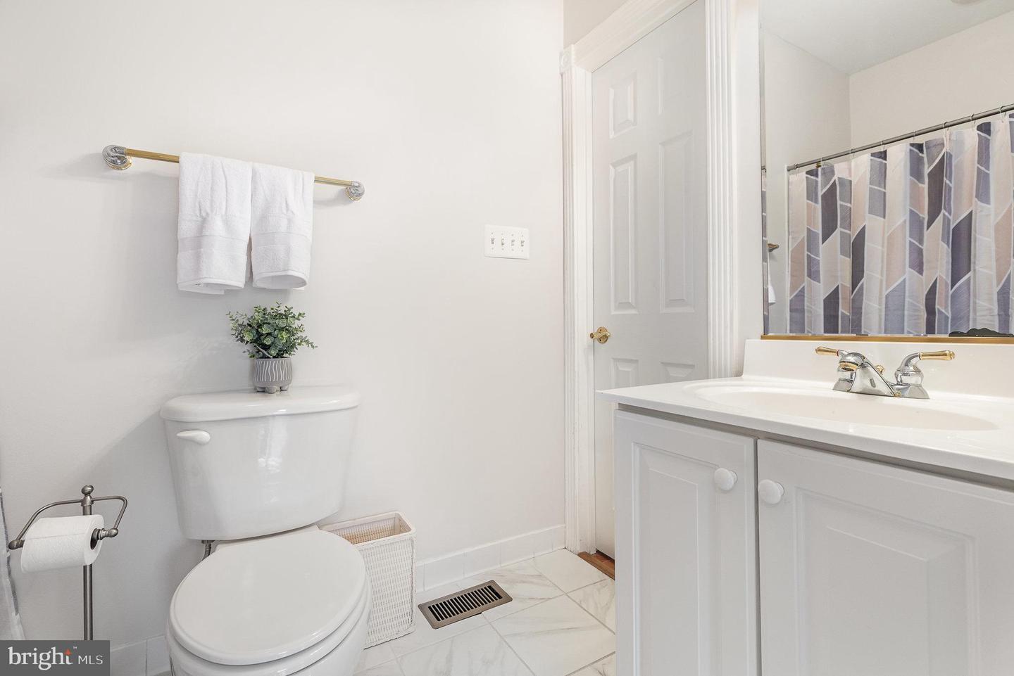 255 CARRIAGE CHASE CIR, WARRENTON, Virginia 20186, 4 Bedrooms Bedrooms, ,4 BathroomsBathrooms,Residential,For sale,255 CARRIAGE CHASE CIR,VAFQ2016728 MLS # VAFQ2016728