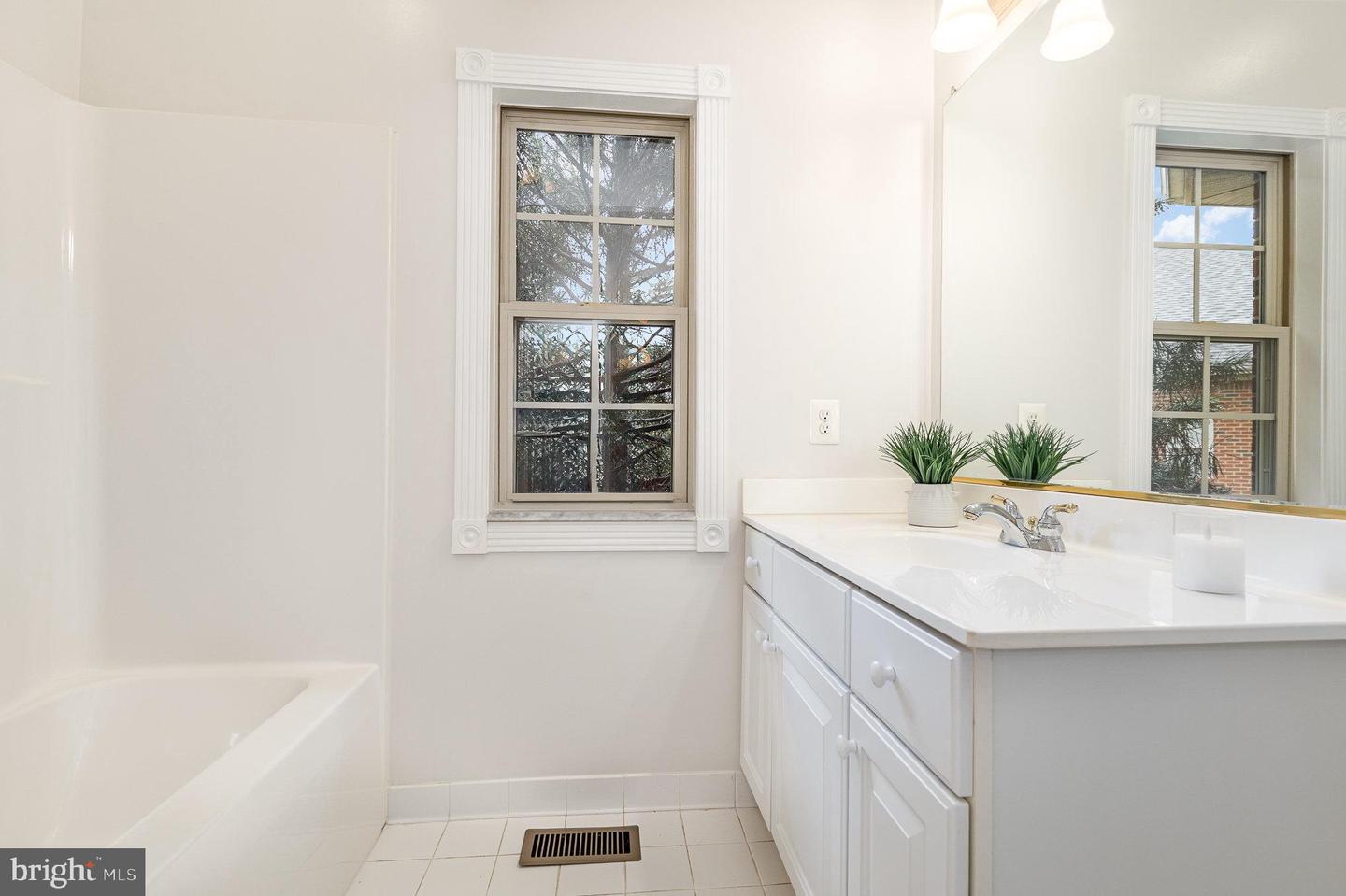 255 CARRIAGE CHASE CIR, WARRENTON, Virginia 20186, 4 Bedrooms Bedrooms, ,4 BathroomsBathrooms,Residential,For sale,255 CARRIAGE CHASE CIR,VAFQ2016728 MLS # VAFQ2016728