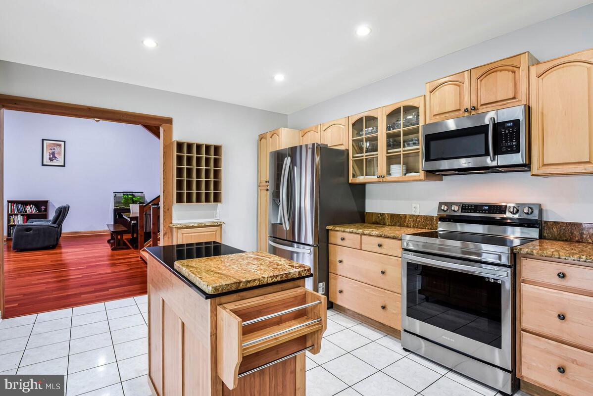 4406 ROUNDHILL RD, ALEXANDRIA, Virginia 22310, 4 Bedrooms Bedrooms, ,4 BathroomsBathrooms,Residential,For sale,4406 ROUNDHILL RD,VAFX2242854 MLS # VAFX2242854