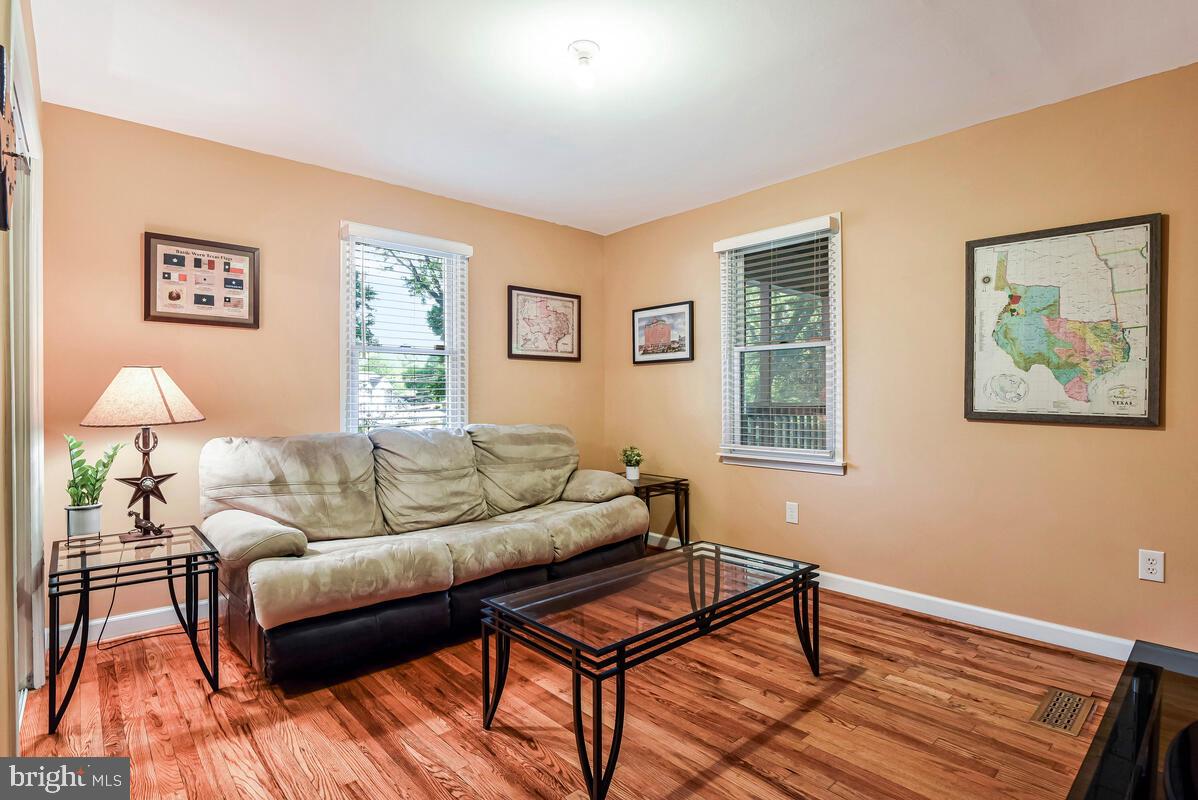 4406 ROUNDHILL RD, ALEXANDRIA, Virginia 22310, 4 Bedrooms Bedrooms, ,4 BathroomsBathrooms,Residential,For sale,4406 ROUNDHILL RD,VAFX2242854 MLS # VAFX2242854