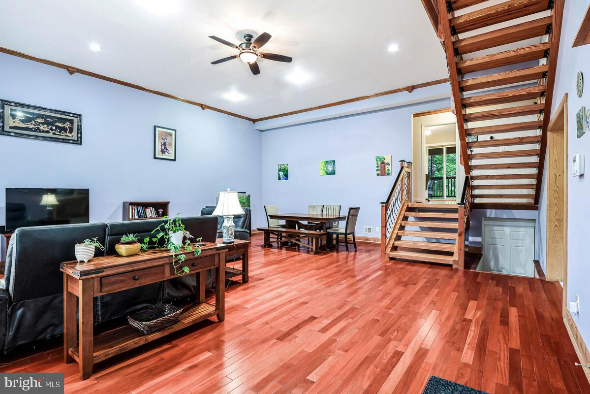 4406 ROUNDHILL RD, ALEXANDRIA, Virginia 22310, 4 Bedrooms Bedrooms, ,4 BathroomsBathrooms,Residential,For sale,4406 ROUNDHILL RD,VAFX2242854 MLS # VAFX2242854