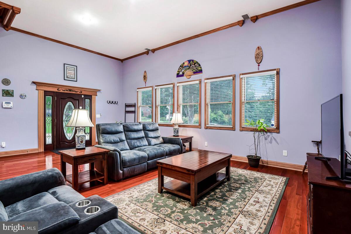 4406 ROUNDHILL RD, ALEXANDRIA, Virginia 22310, 4 Bedrooms Bedrooms, ,4 BathroomsBathrooms,Residential,For sale,4406 ROUNDHILL RD,VAFX2242854 MLS # VAFX2242854