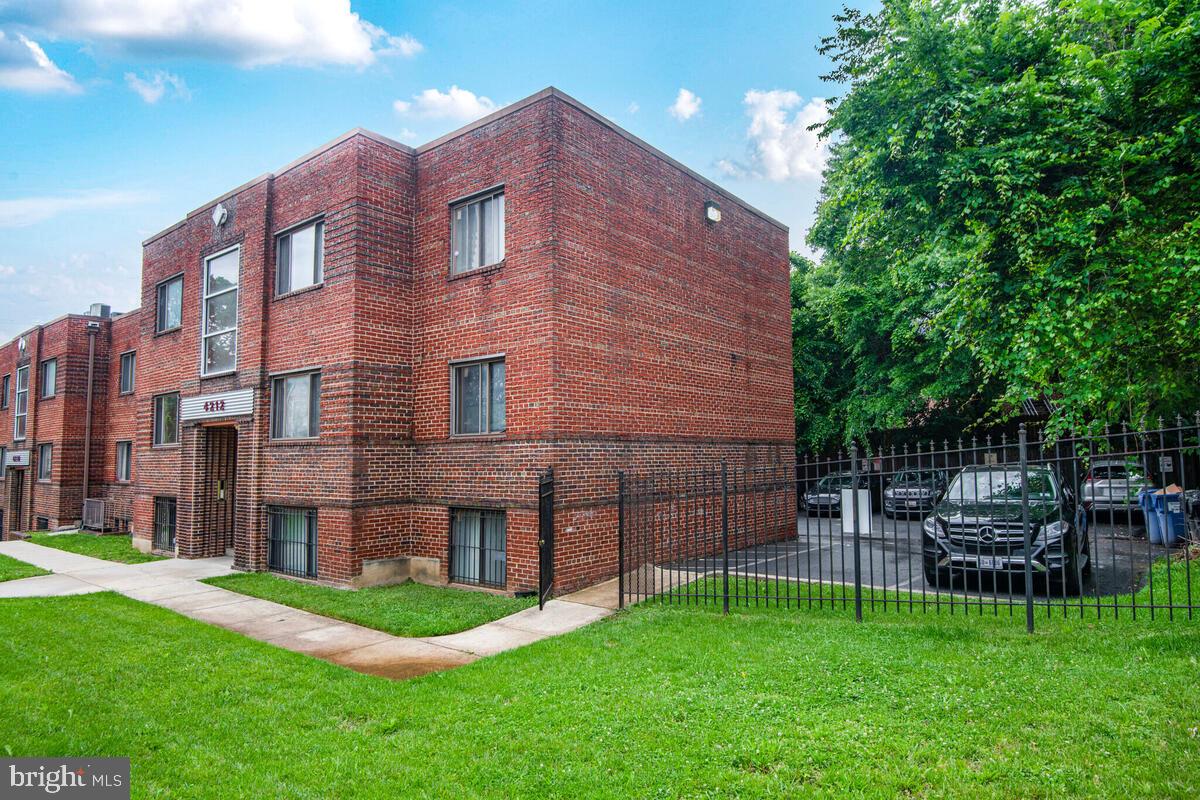 4212 BENNING RD NE #5, WASHINGTON, District Of Columbia 20019, 2 Bedrooms Bedrooms, ,1 BathroomBathrooms,Residential,For sale,4212 BENNING RD NE #5,DCDC2202368 MLS # DCDC2202368