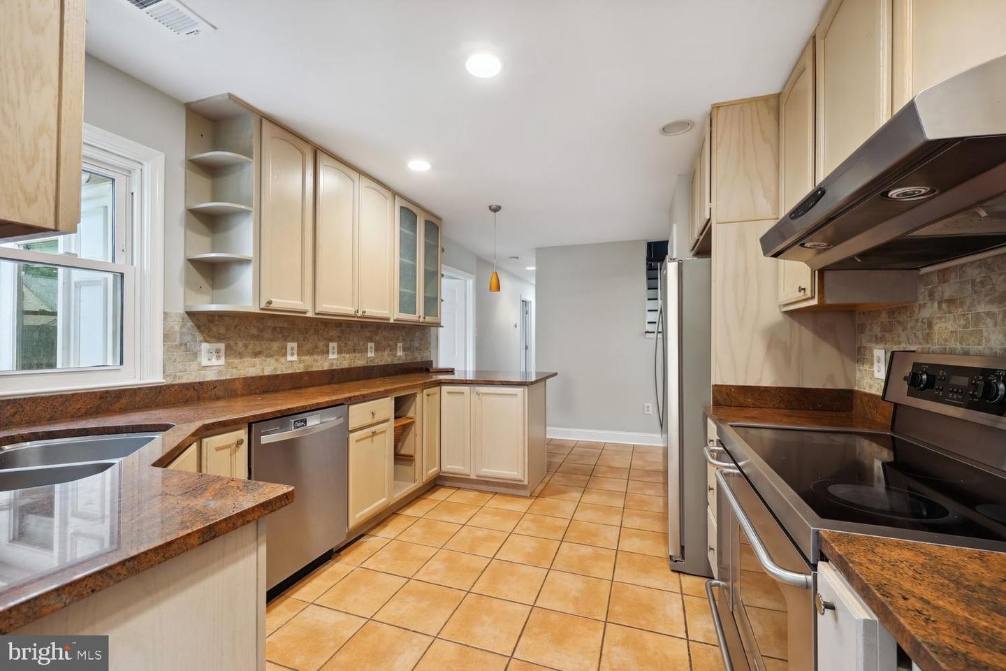 810 SUGARLAND RUN DR, STERLING, Virginia 20164, 4 Bedrooms Bedrooms, ,3 BathroomsBathrooms,Residential,For sale,810 SUGARLAND RUN DR,VALO2097774 MLS # VALO2097774