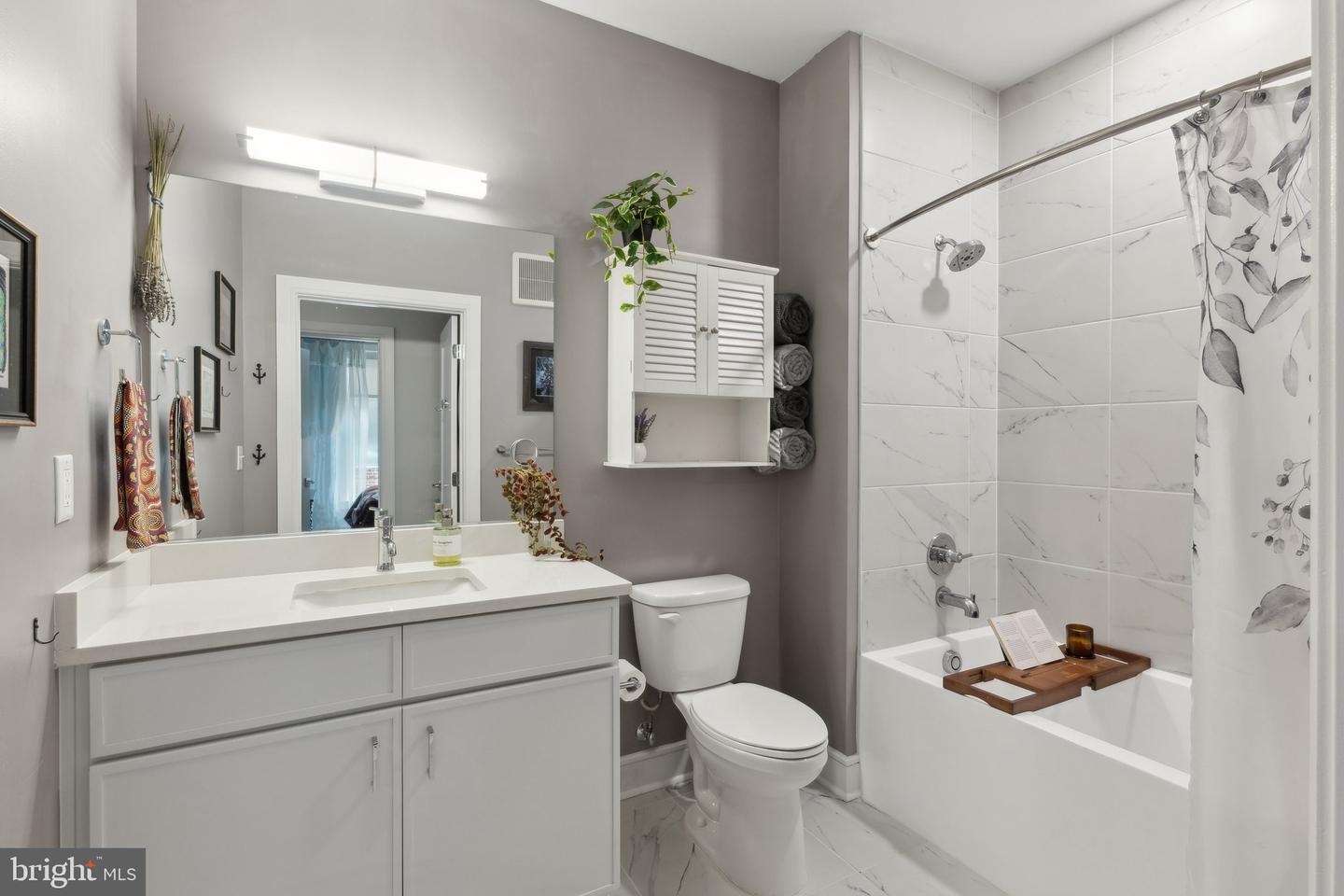 625 SLATERS LN #201, ALEXANDRIA, Virginia 22314, 1 Bedroom Bedrooms, ,1 BathroomBathrooms,Residential,For sale,625 SLATERS LN #201,VAAX2045670 MLS # VAAX2045670