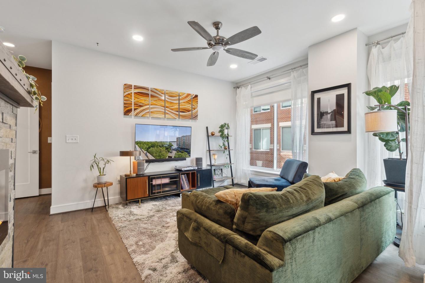 625 SLATERS LN #201, ALEXANDRIA, Virginia 22314, 1 Bedroom Bedrooms, ,1 BathroomBathrooms,Residential,For sale,625 SLATERS LN #201,VAAX2045670 MLS # VAAX2045670