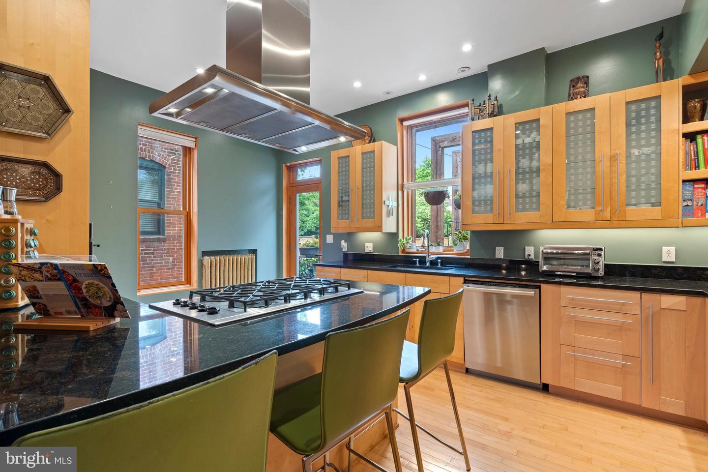 135 13TH ST NE, WASHINGTON, District Of Columbia 20002, 6 Bedrooms Bedrooms, ,5 BathroomsBathrooms,Residential,For sale,135 13TH ST NE,DCDC2202448 MLS # DCDC2202448