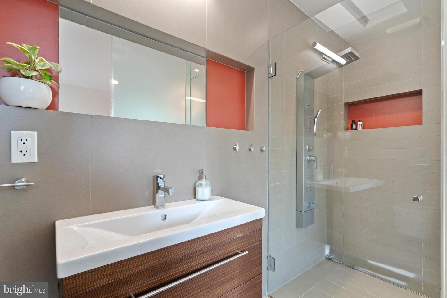 135 13TH ST NE, WASHINGTON, District Of Columbia 20002, 6 Bedrooms Bedrooms, ,5 BathroomsBathrooms,Residential,For sale,135 13TH ST NE,DCDC2202448 MLS # DCDC2202448