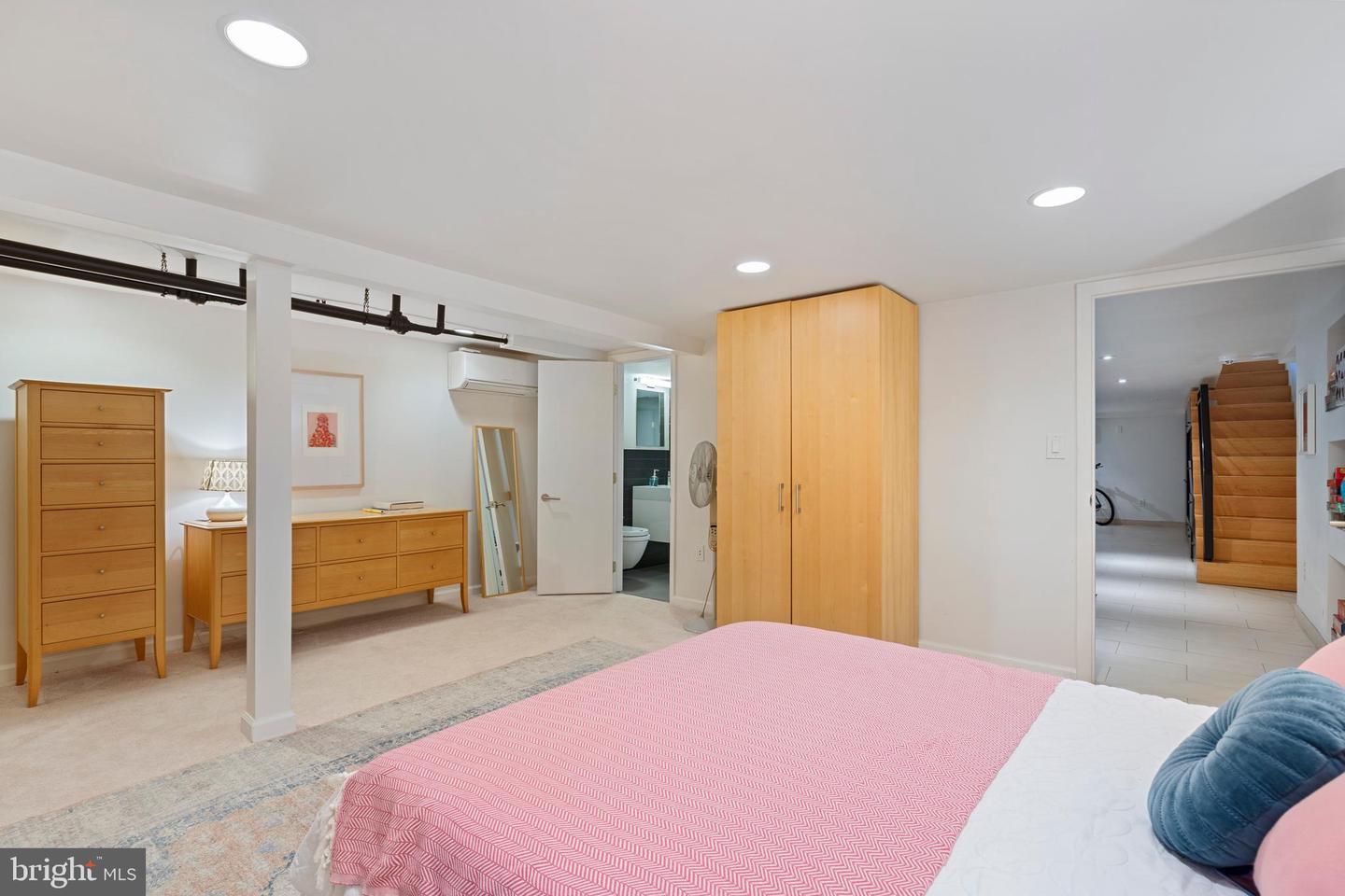 135 13TH ST NE, WASHINGTON, District Of Columbia 20002, 6 Bedrooms Bedrooms, ,5 BathroomsBathrooms,Residential,For sale,135 13TH ST NE,DCDC2202448 MLS # DCDC2202448
