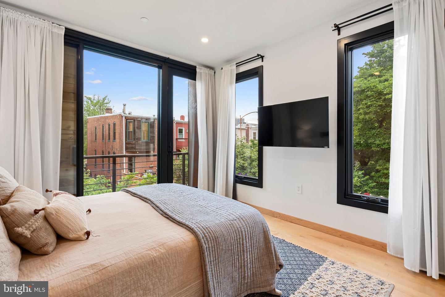 135 13TH ST NE, WASHINGTON, District Of Columbia 20002, 6 Bedrooms Bedrooms, ,5 BathroomsBathrooms,Residential,For sale,135 13TH ST NE,DCDC2202448 MLS # DCDC2202448
