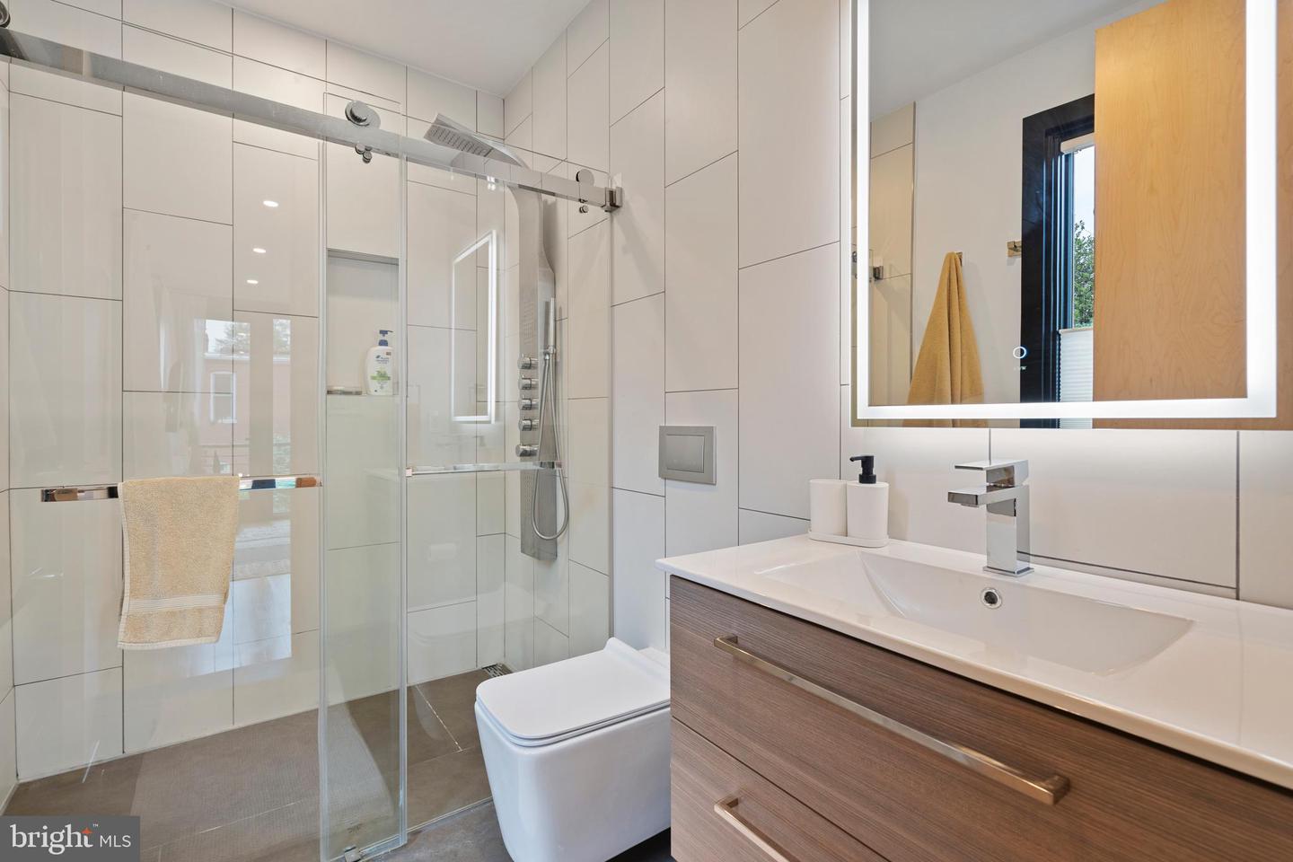 135 13TH ST NE, WASHINGTON, District Of Columbia 20002, 6 Bedrooms Bedrooms, ,5 BathroomsBathrooms,Residential,For sale,135 13TH ST NE,DCDC2202448 MLS # DCDC2202448
