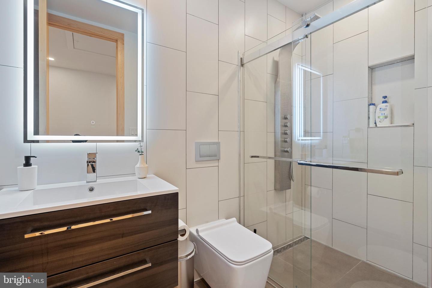 135 13TH ST NE, WASHINGTON, District Of Columbia 20002, 6 Bedrooms Bedrooms, ,5 BathroomsBathrooms,Residential,For sale,135 13TH ST NE,DCDC2202448 MLS # DCDC2202448