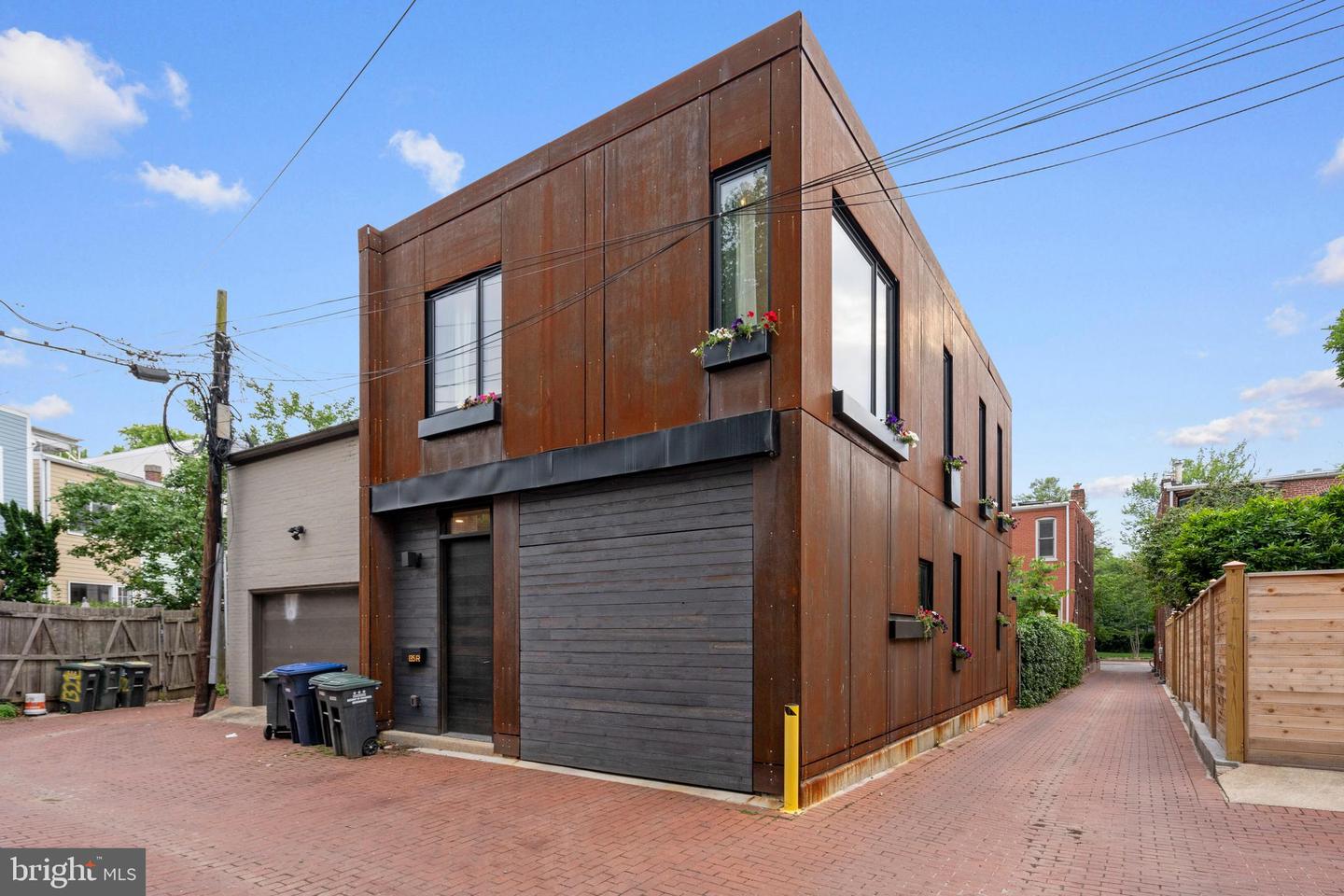 135 13TH ST NE, WASHINGTON, District Of Columbia 20002, 6 Bedrooms Bedrooms, ,5 BathroomsBathrooms,Residential,For sale,135 13TH ST NE,DCDC2202448 MLS # DCDC2202448