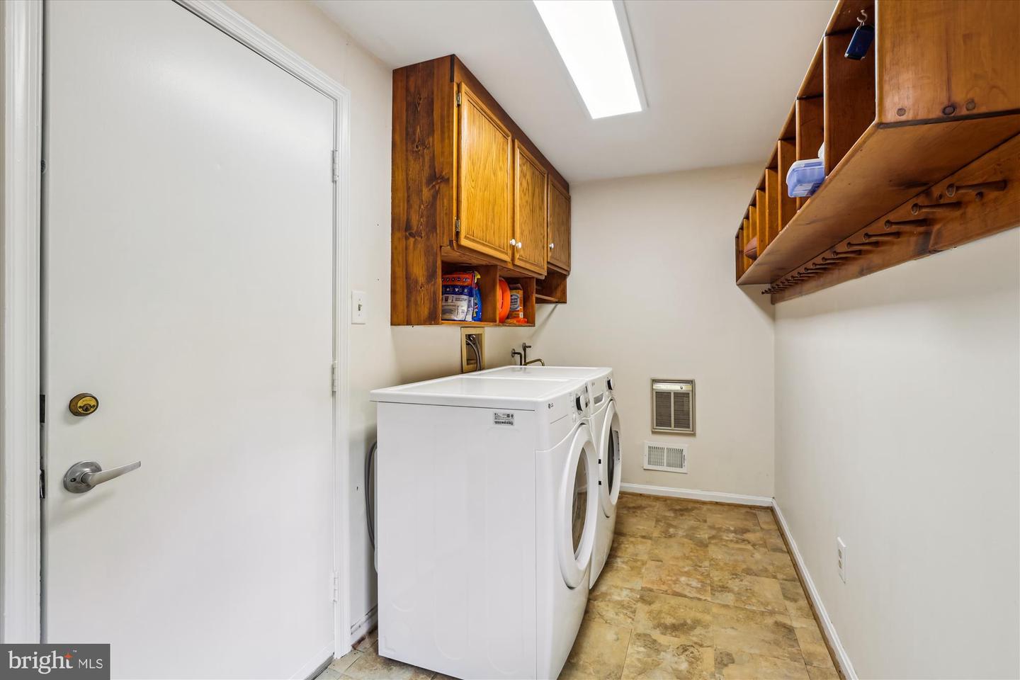 10127 HILLINGTON CT, VIENNA, Virginia 22182, 5 Bedrooms Bedrooms, ,3 BathroomsBathrooms,Residential,For sale,10127 HILLINGTON CT,VAFX2243472 MLS # VAFX2243472