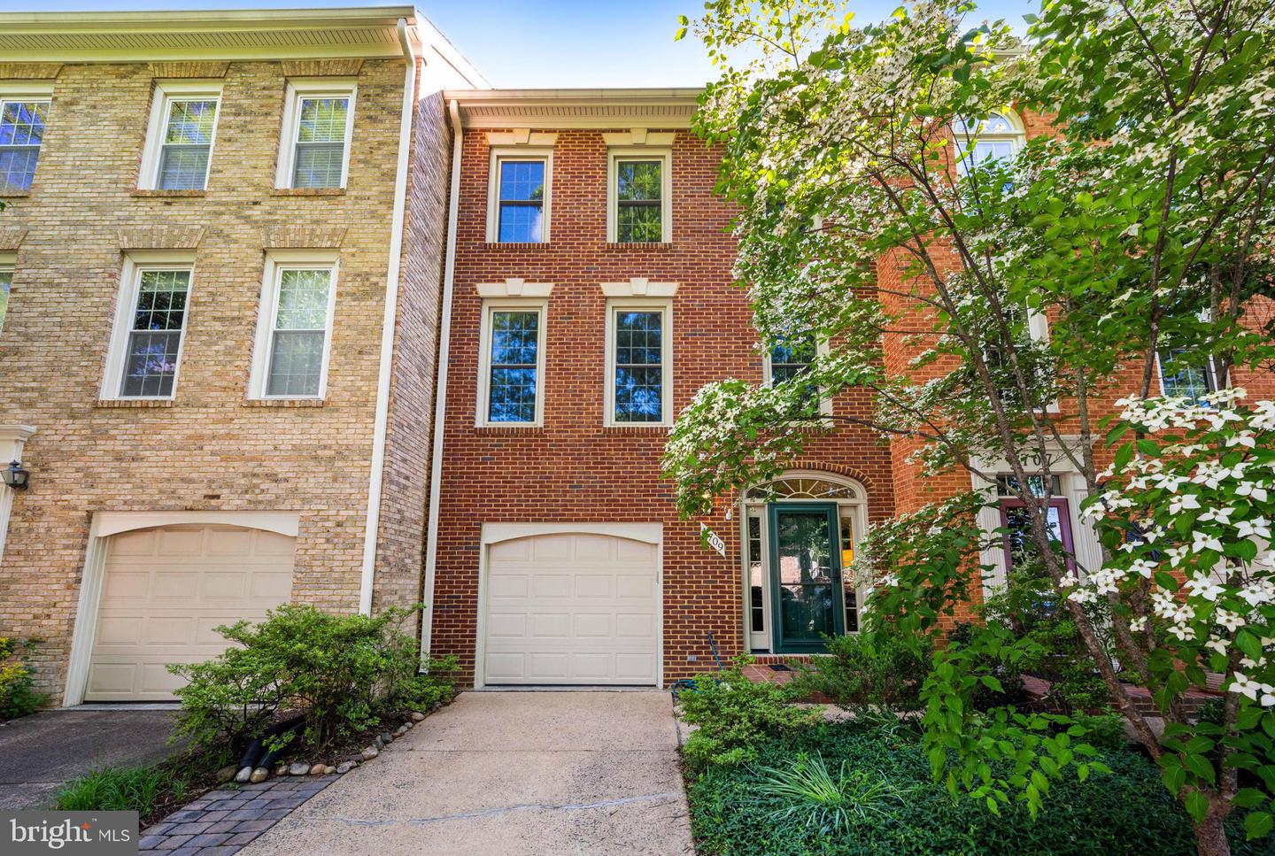 1709 DOGWOOD DR, ALEXANDRIA, Virginia 22302, 3 Bedrooms Bedrooms, ,2 BathroomsBathrooms,Residential,For sale,1709 DOGWOOD DR,VAAX2045754 MLS # VAAX2045754