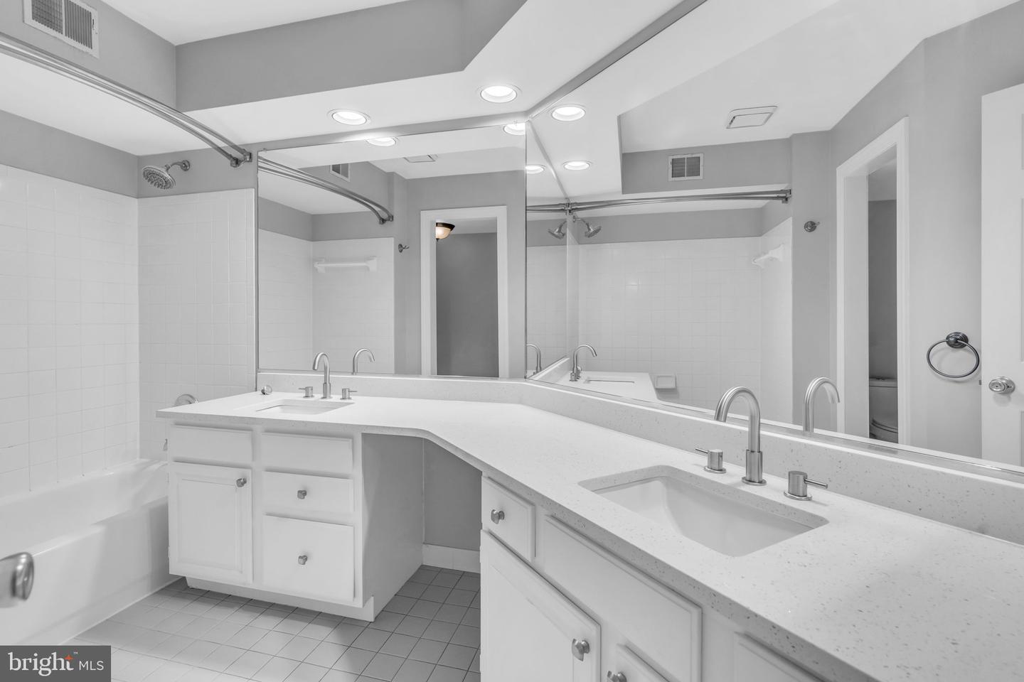1334 GARDEN WALL CIR #407, RESTON, Virginia 20194, 2 Bedrooms Bedrooms, ,2 BathroomsBathrooms,Residential,For sale,1334 GARDEN WALL CIR #407,VAFX2243458 MLS # VAFX2243458