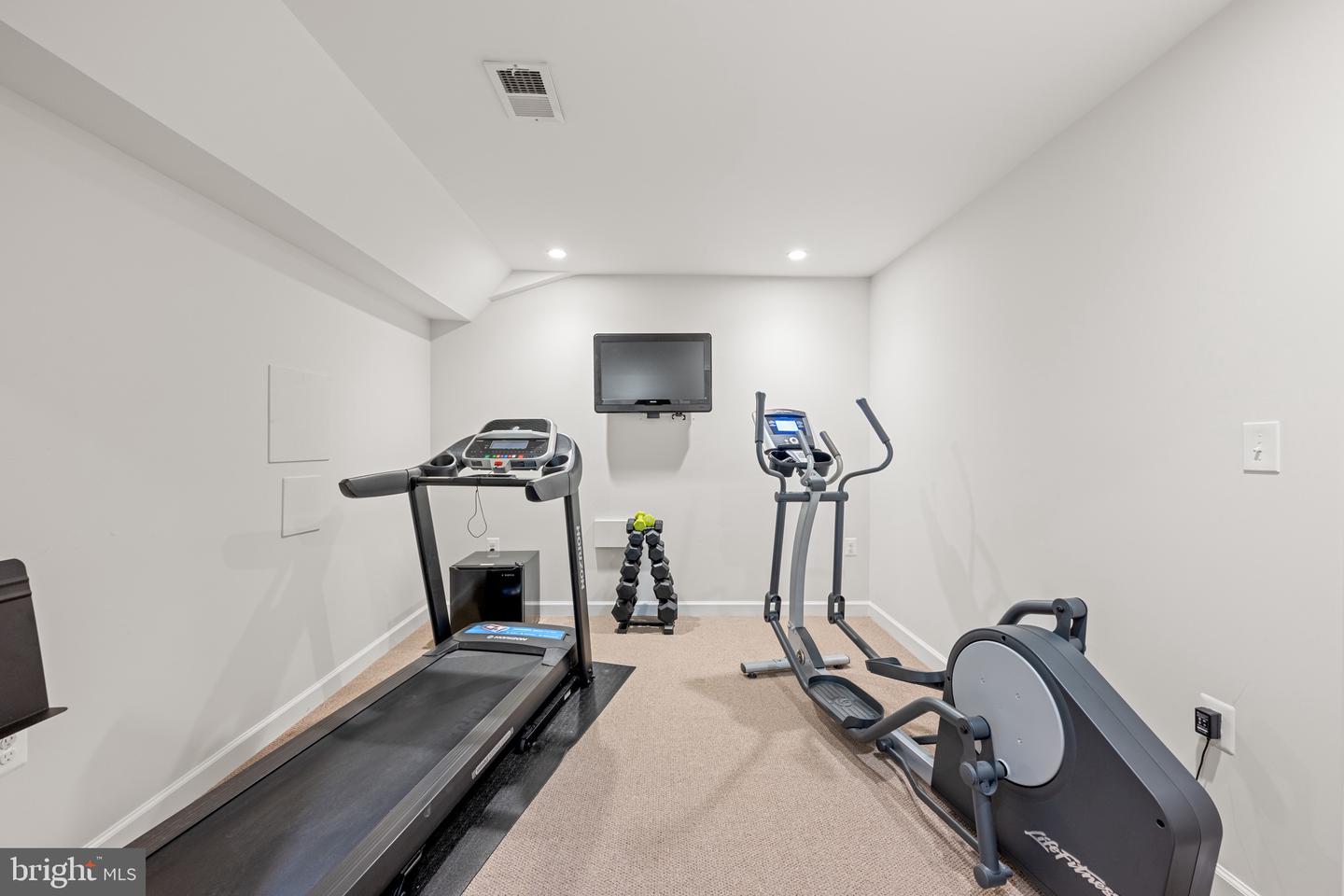 2425 N DICKERSON ST N, ARLINGTON, Virginia 22207, 4 Bedrooms Bedrooms, ,4 BathroomsBathrooms,Residential,For sale,2425 N DICKERSON ST N,VAAR2058284 MLS # VAAR2058284