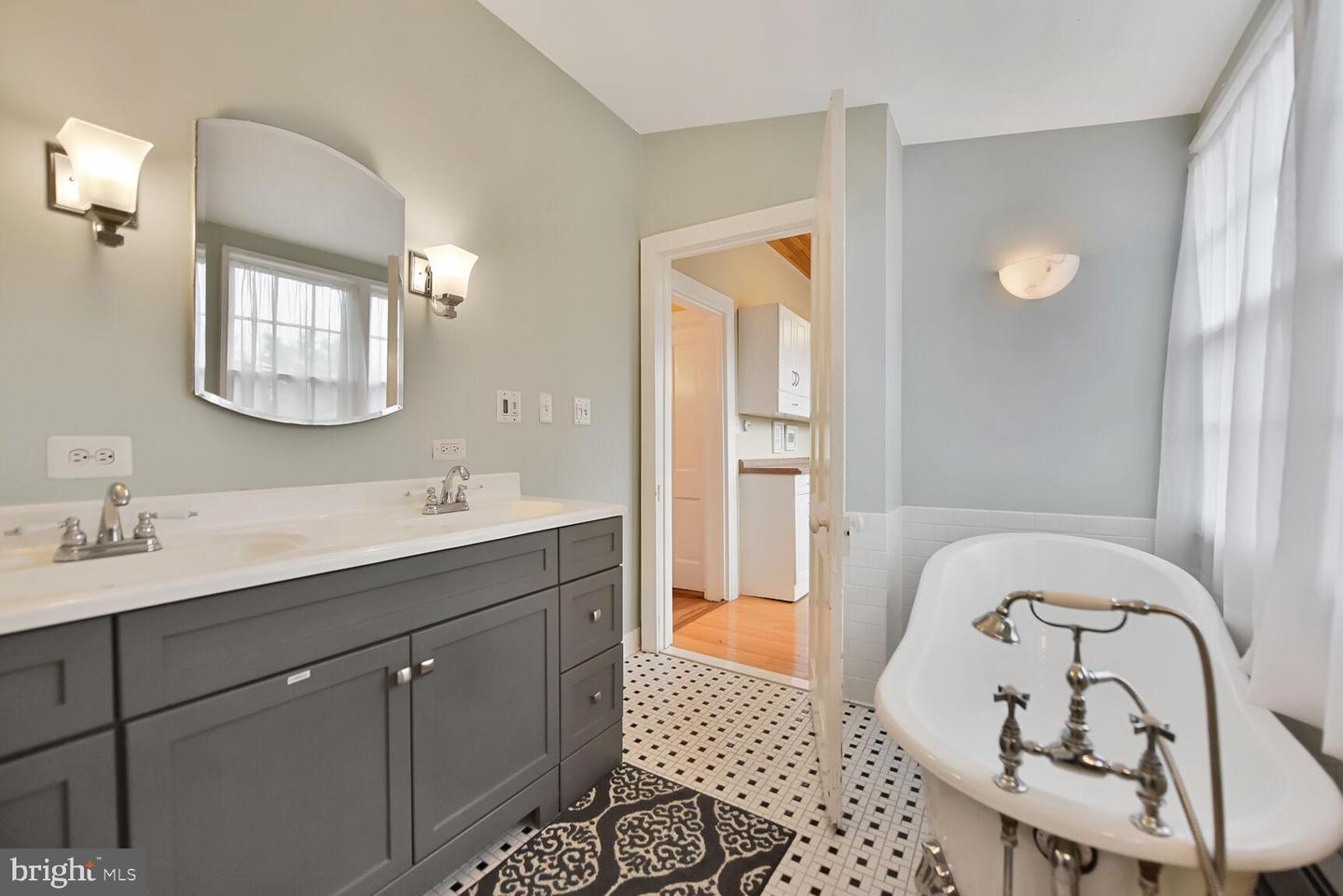 431 S KING ST, LEESBURG, Virginia 20175, 4 Bedrooms Bedrooms, ,2 BathroomsBathrooms,Residential,For sale,431 S KING ST,VALO2098012 MLS # VALO2098012