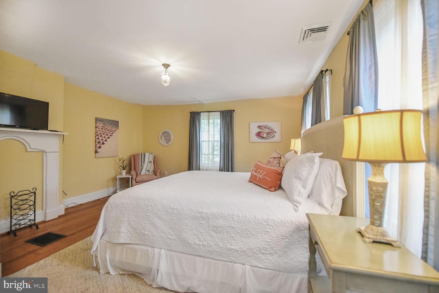 431 S KING ST, LEESBURG, Virginia 20175, 4 Bedrooms Bedrooms, ,2 BathroomsBathrooms,Residential,For sale,431 S KING ST,VALO2098012 MLS # VALO2098012