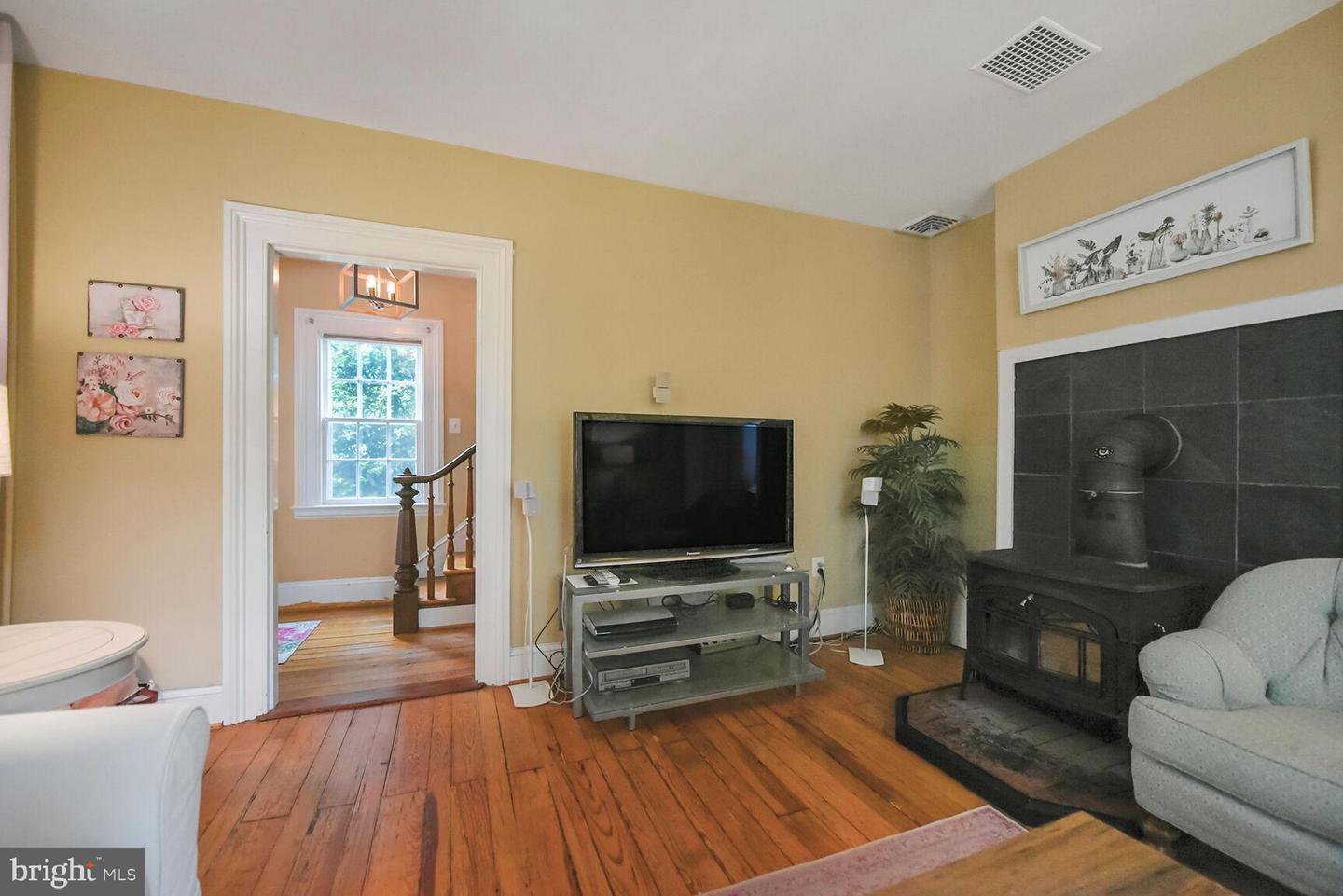 431 S KING ST, LEESBURG, Virginia 20175, 4 Bedrooms Bedrooms, ,2 BathroomsBathrooms,Residential,For sale,431 S KING ST,VALO2098012 MLS # VALO2098012