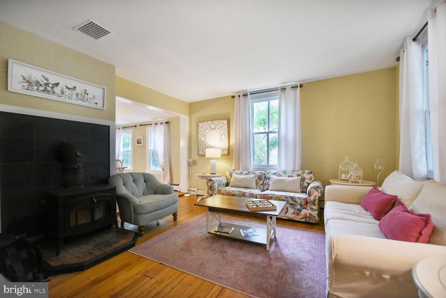 431 S KING ST, LEESBURG, Virginia 20175, 4 Bedrooms Bedrooms, ,2 BathroomsBathrooms,Residential,For sale,431 S KING ST,VALO2098012 MLS # VALO2098012