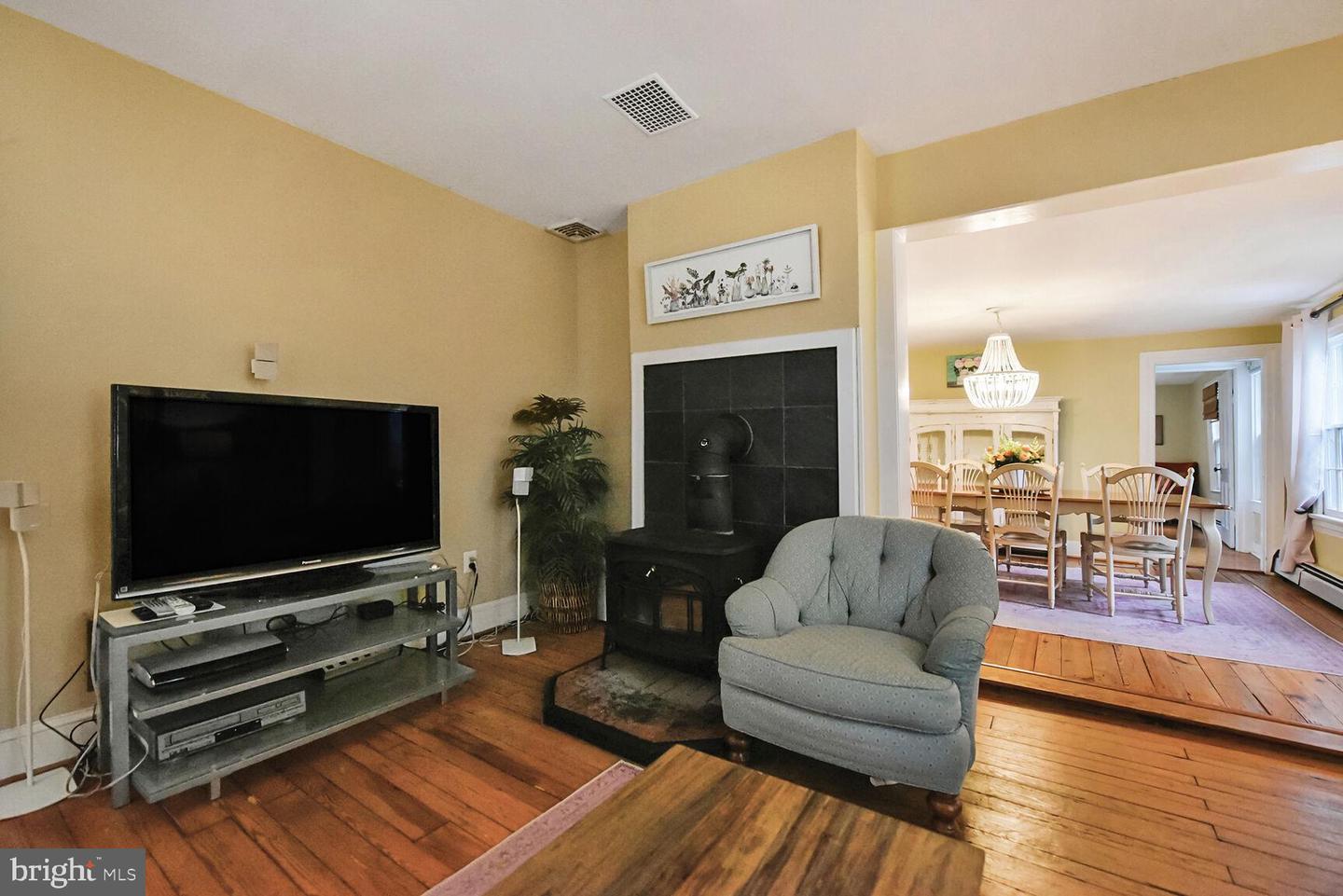 431 S KING ST, LEESBURG, Virginia 20175, 4 Bedrooms Bedrooms, ,2 BathroomsBathrooms,Residential,For sale,431 S KING ST,VALO2098012 MLS # VALO2098012