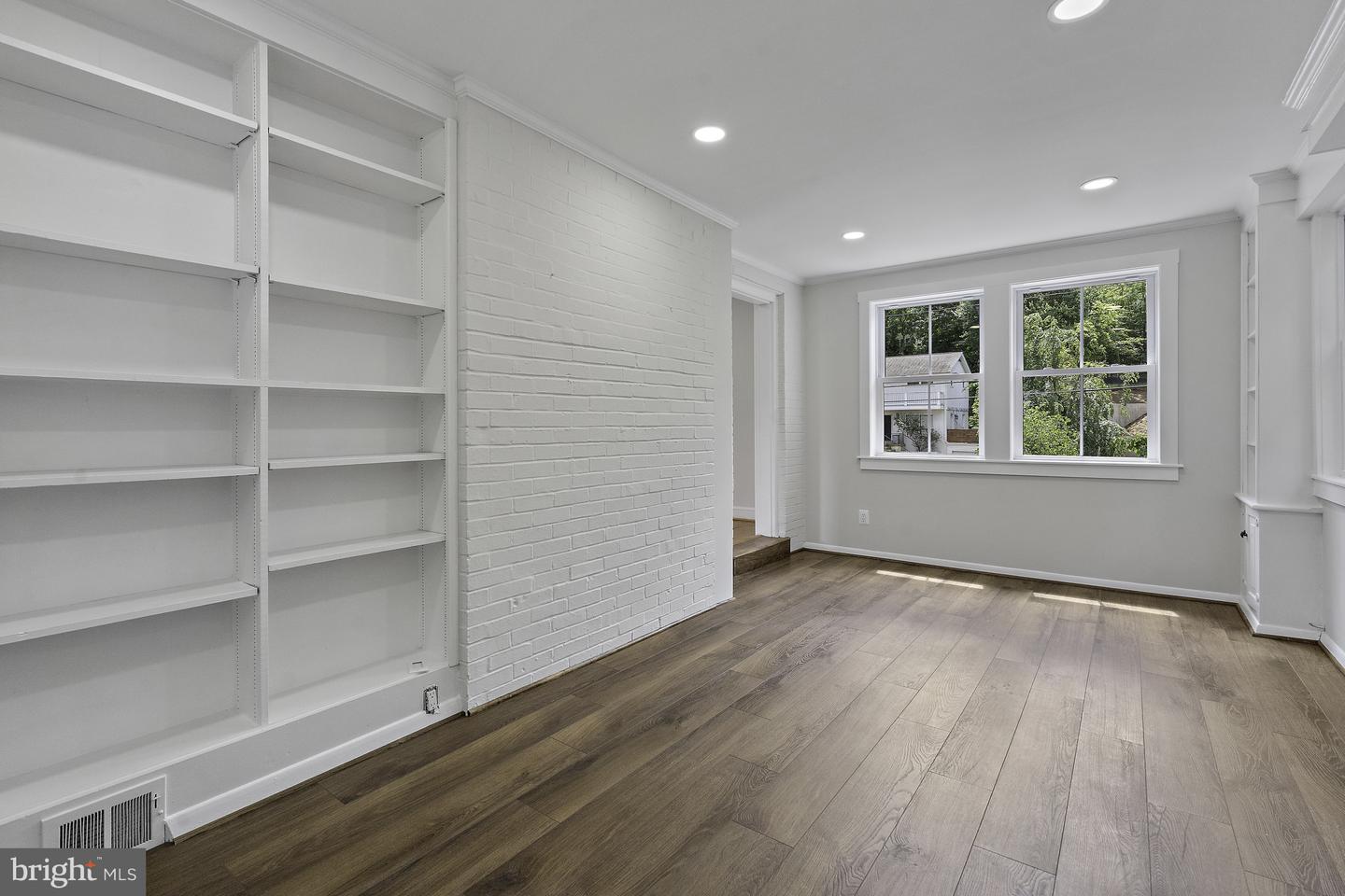 3801 LORCOM LN N, ARLINGTON, Virginia 22207, 3 Bedrooms Bedrooms, ,4 BathroomsBathrooms,Residential,For sale,3801 LORCOM LN N,VAAR2058386 MLS # VAAR2058386