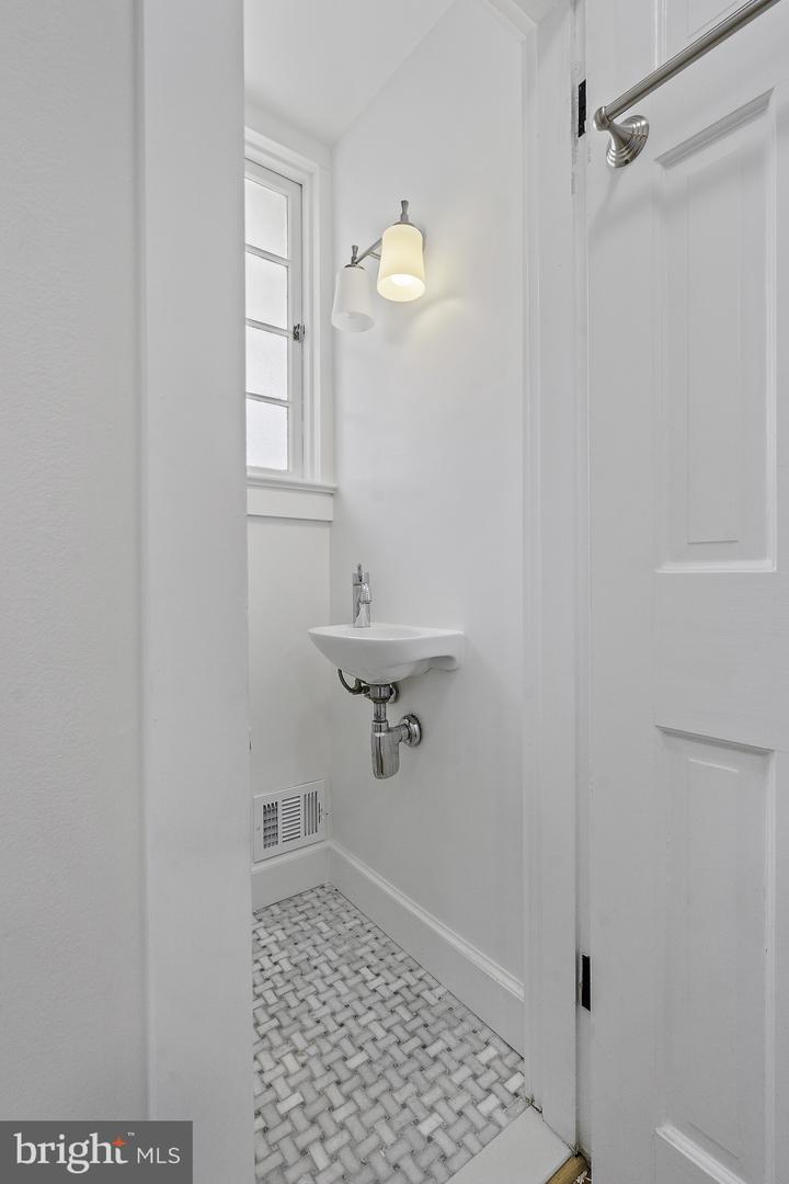 3801 LORCOM LN N, ARLINGTON, Virginia 22207, 3 Bedrooms Bedrooms, ,4 BathroomsBathrooms,Residential,For sale,3801 LORCOM LN N,VAAR2058386 MLS # VAAR2058386