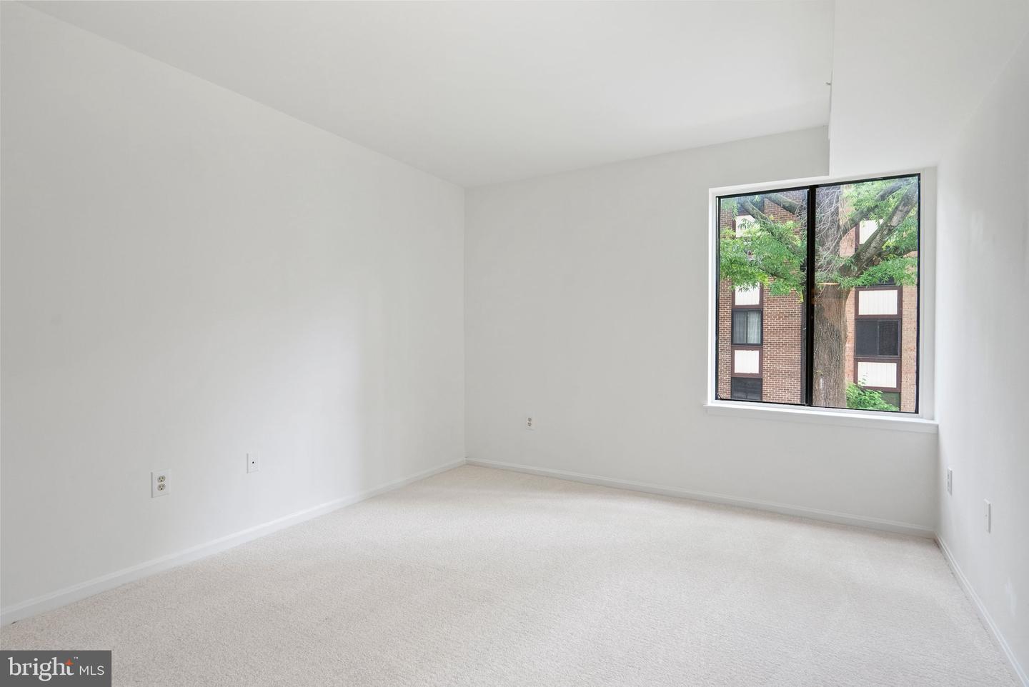 9713 KINGS CROWN CT #101, FAIRFAX, Virginia 22031, 2 Bedrooms Bedrooms, ,2 BathroomsBathrooms,Residential,For sale,9713 KINGS CROWN CT #101,VAFX2220202 MLS # VAFX2220202