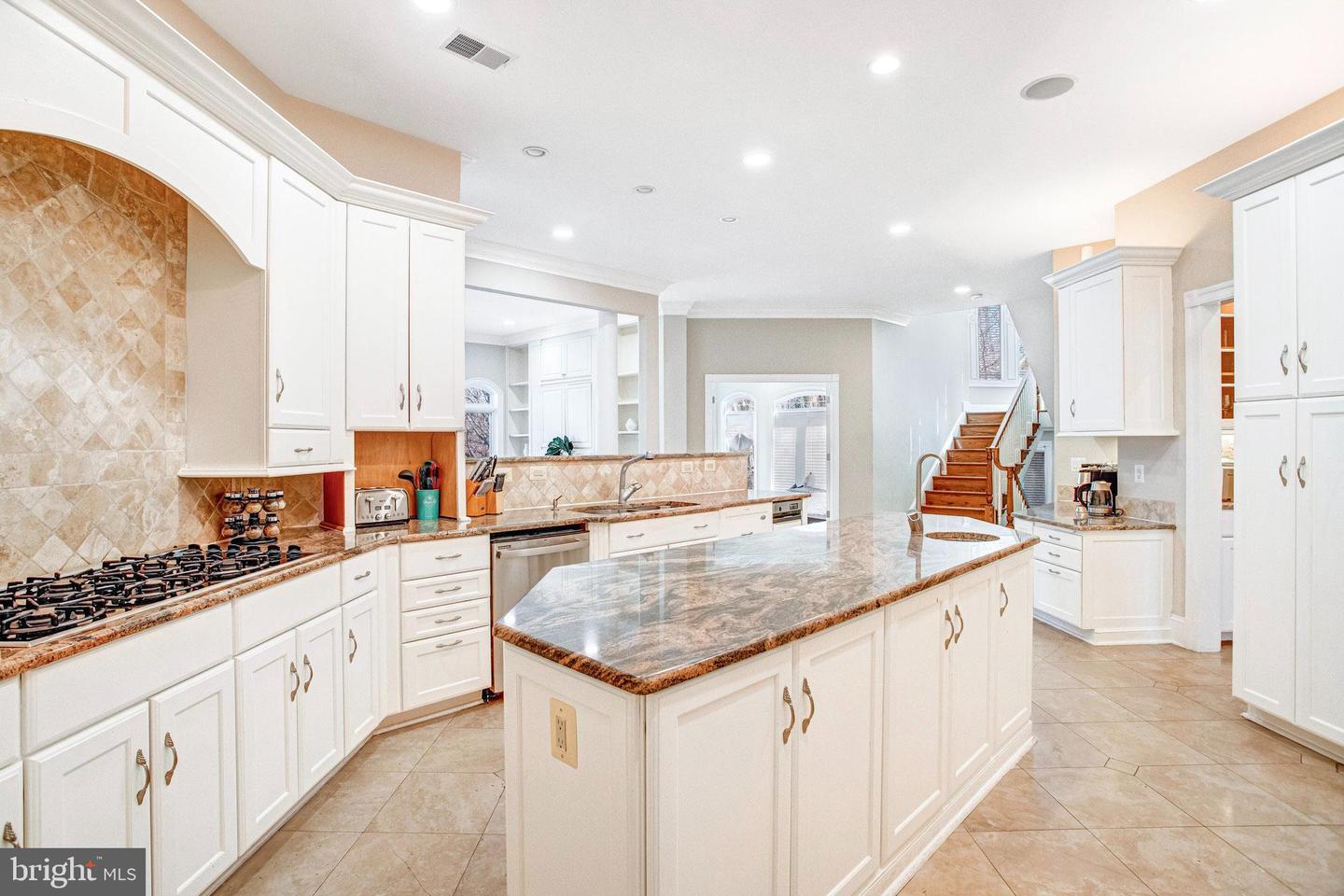 7024 GREEN OAK DR, MCLEAN, Virginia 22101, 7 Bedrooms Bedrooms, ,6 BathroomsBathrooms,Residential,For sale,7024 GREEN OAK DR,VAFX2221308 MLS # VAFX2221308