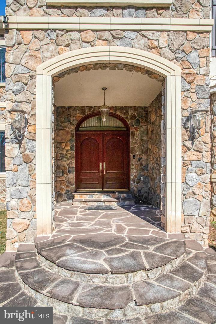 7024 GREEN OAK DR, MCLEAN, Virginia 22101, 7 Bedrooms Bedrooms, ,6 BathroomsBathrooms,Residential,For sale,7024 GREEN OAK DR,VAFX2221308 MLS # VAFX2221308