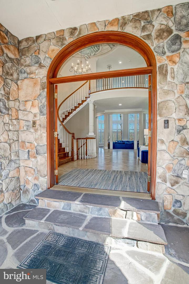 7024 GREEN OAK DR, MCLEAN, Virginia 22101, 7 Bedrooms Bedrooms, ,6 BathroomsBathrooms,Residential,For sale,7024 GREEN OAK DR,VAFX2221308 MLS # VAFX2221308