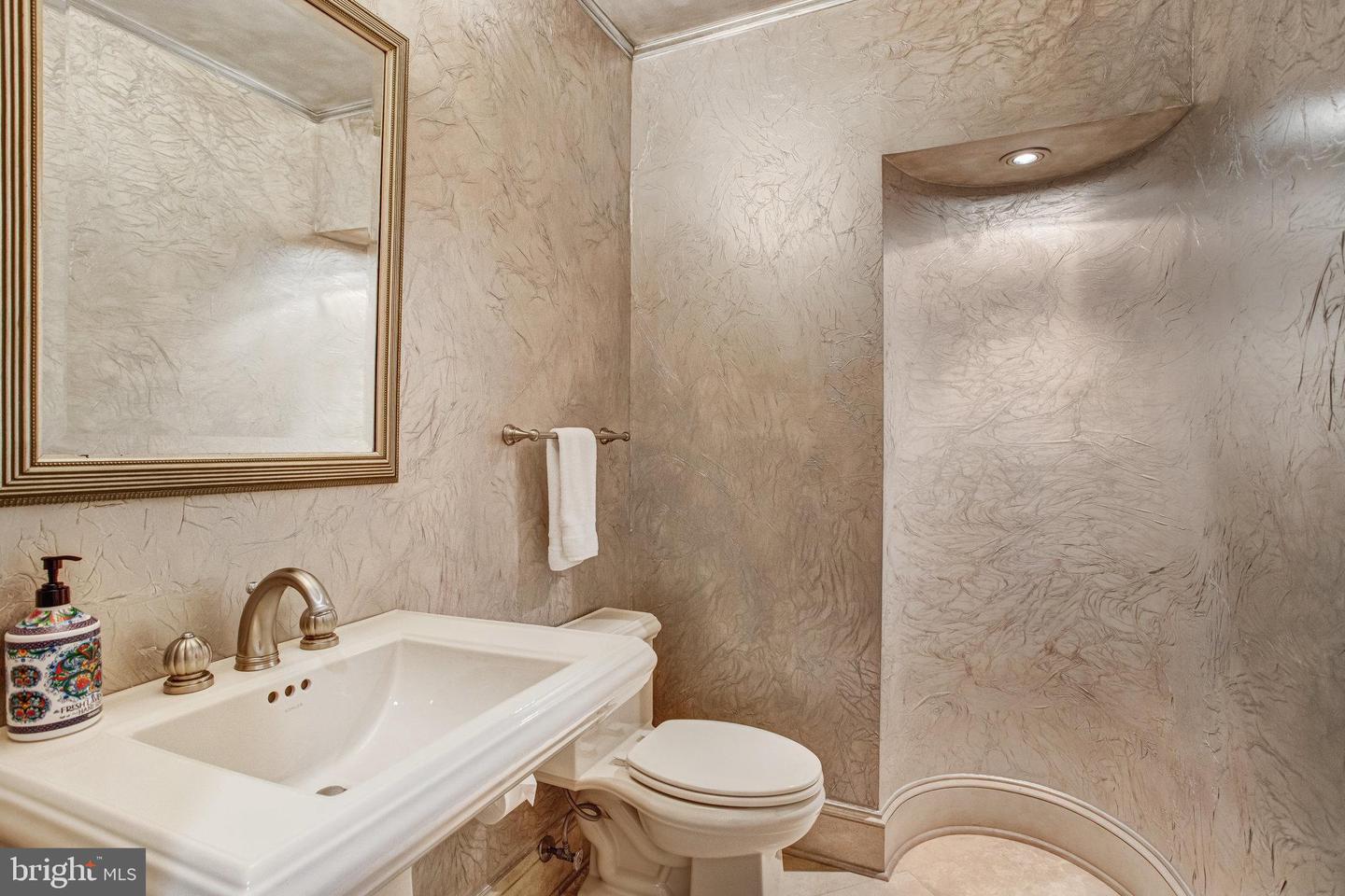 7024 GREEN OAK DR, MCLEAN, Virginia 22101, 7 Bedrooms Bedrooms, ,6 BathroomsBathrooms,Residential,For sale,7024 GREEN OAK DR,VAFX2221308 MLS # VAFX2221308