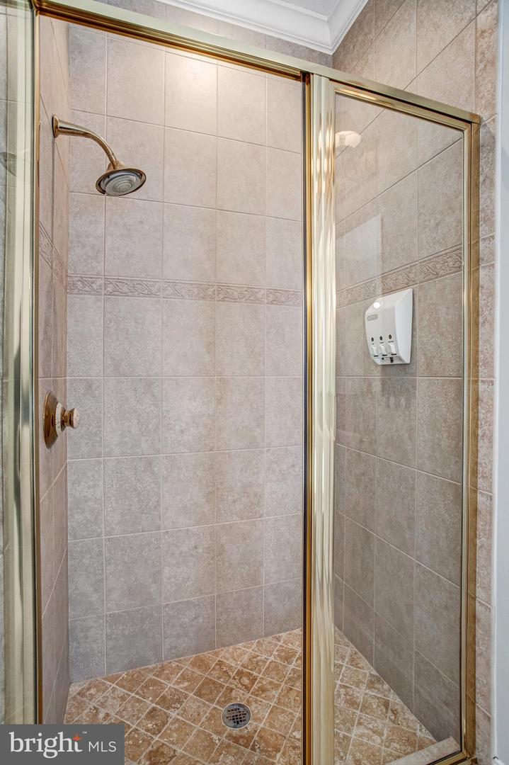 7024 GREEN OAK DR, MCLEAN, Virginia 22101, 7 Bedrooms Bedrooms, ,6 BathroomsBathrooms,Residential,For sale,7024 GREEN OAK DR,VAFX2221308 MLS # VAFX2221308