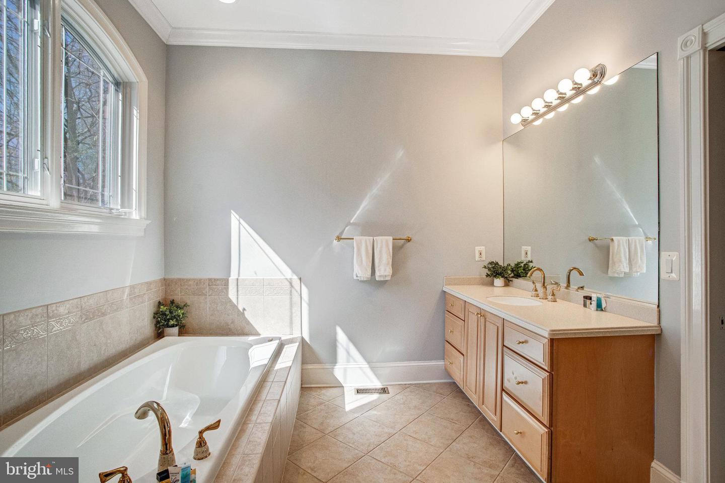 7024 GREEN OAK DR, MCLEAN, Virginia 22101, 7 Bedrooms Bedrooms, ,6 BathroomsBathrooms,Residential,For sale,7024 GREEN OAK DR,VAFX2221308 MLS # VAFX2221308