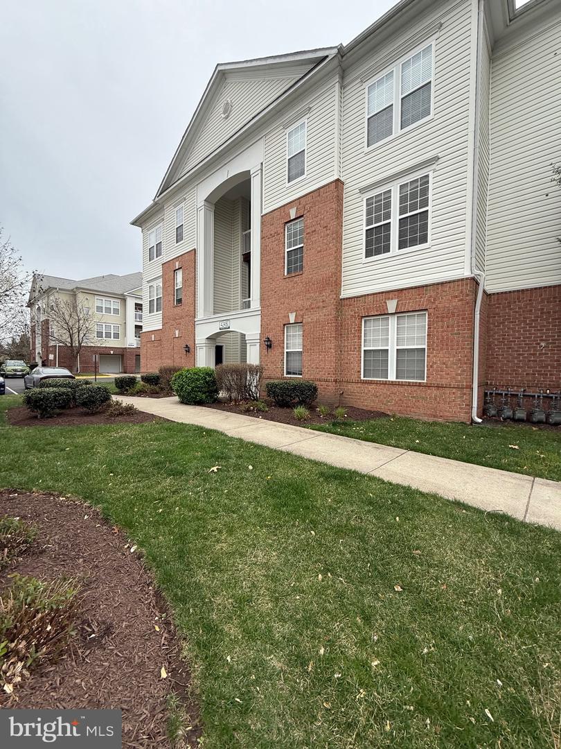 42480 ROCKROSE SQ #202, BRAMBLETON, Virginia 20148, 3 Bedrooms Bedrooms, ,2 BathroomsBathrooms,Residential,For sale,42480 ROCKROSE SQ #202,VALO2093004 MLS # VALO2093004
