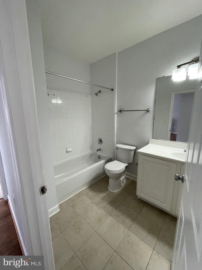 42480 ROCKROSE SQ #202, BRAMBLETON, Virginia 20148, 3 Bedrooms Bedrooms, ,2 BathroomsBathrooms,Residential,For sale,42480 ROCKROSE SQ #202,VALO2093004 MLS # VALO2093004