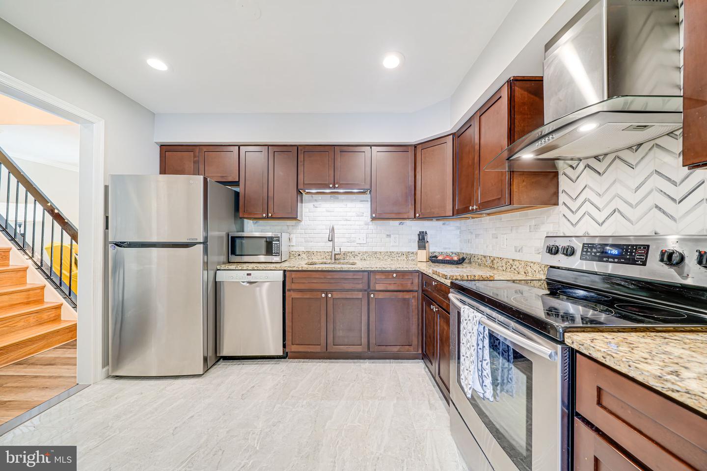 6078 HOLLOW HILL LN, SPRINGFIELD, Virginia 22152, 3 Bedrooms Bedrooms, ,3 BathroomsBathrooms,Residential,For sale,6078 HOLLOW HILL LN,VAFX2236228 MLS # VAFX2236228