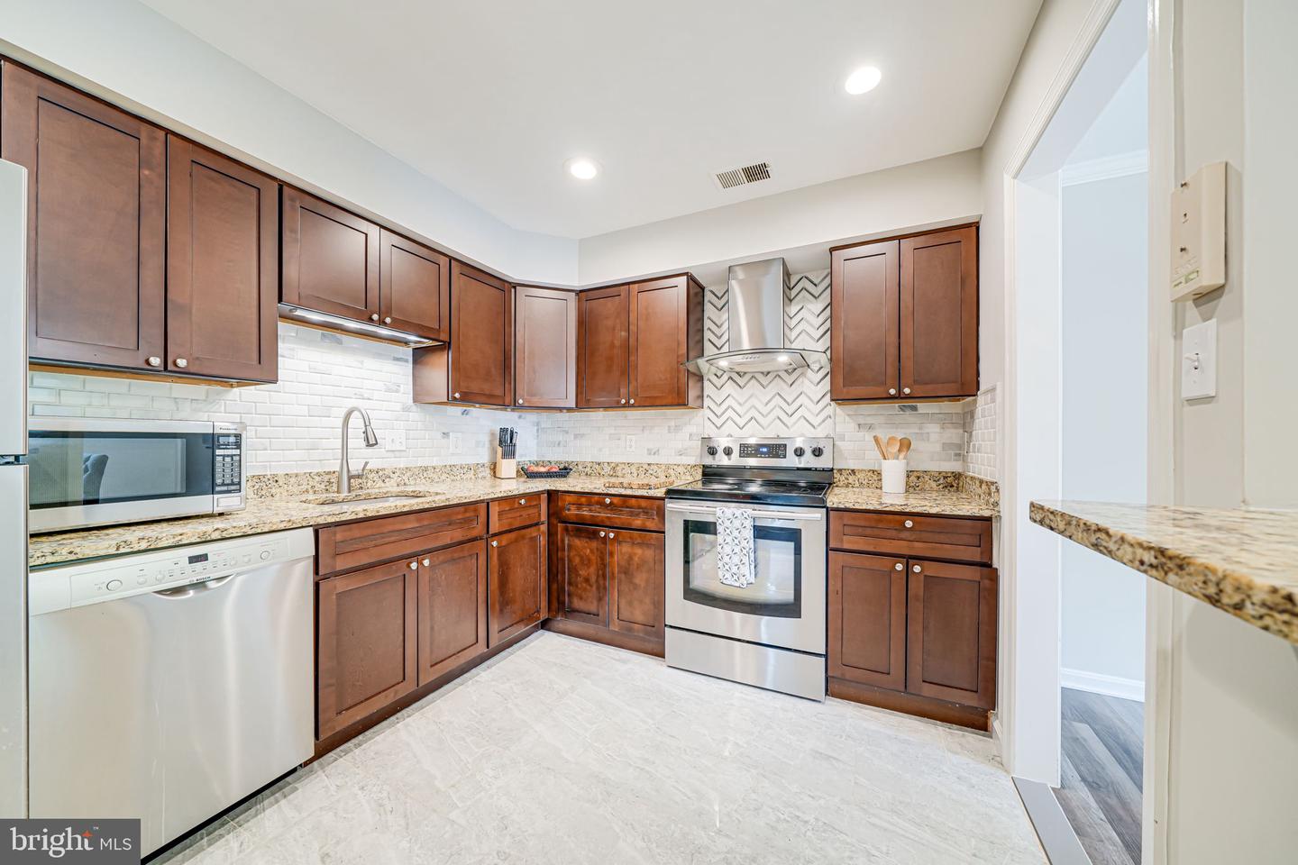 6078 HOLLOW HILL LN, SPRINGFIELD, Virginia 22152, 3 Bedrooms Bedrooms, ,3 BathroomsBathrooms,Residential,For sale,6078 HOLLOW HILL LN,VAFX2236228 MLS # VAFX2236228