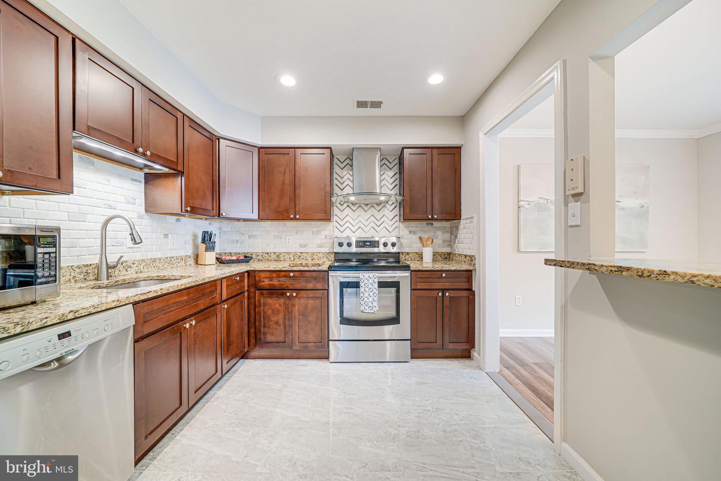 6078 HOLLOW HILL LN, SPRINGFIELD, Virginia 22152, 3 Bedrooms Bedrooms, ,3 BathroomsBathrooms,Residential,For sale,6078 HOLLOW HILL LN,VAFX2236228 MLS # VAFX2236228