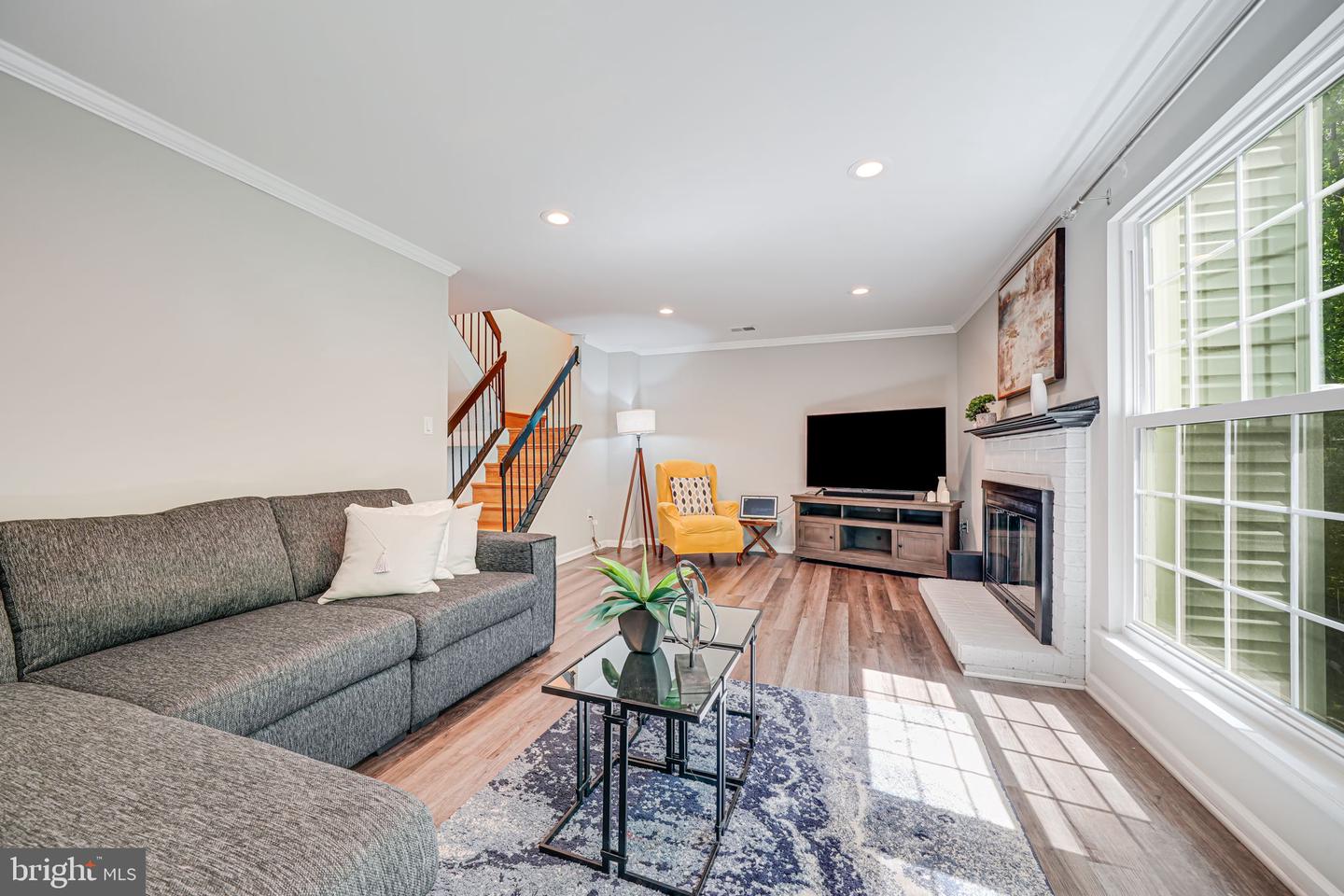 6078 HOLLOW HILL LN, SPRINGFIELD, Virginia 22152, 3 Bedrooms Bedrooms, ,3 BathroomsBathrooms,Residential,For sale,6078 HOLLOW HILL LN,VAFX2236228 MLS # VAFX2236228