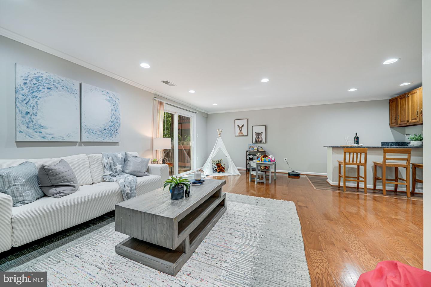 6078 HOLLOW HILL LN, SPRINGFIELD, Virginia 22152, 3 Bedrooms Bedrooms, ,3 BathroomsBathrooms,Residential,For sale,6078 HOLLOW HILL LN,VAFX2236228 MLS # VAFX2236228