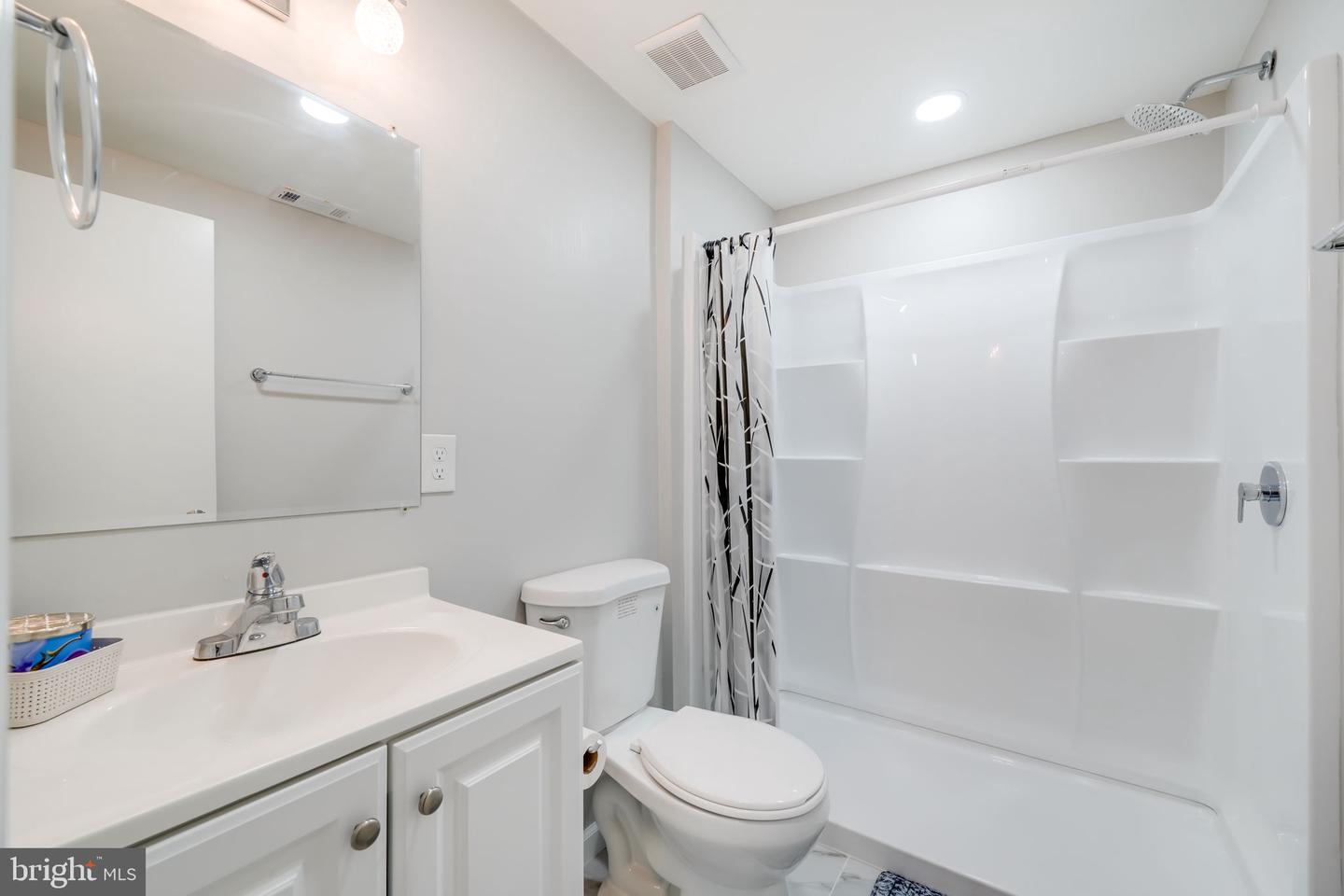 6078 HOLLOW HILL LN, SPRINGFIELD, Virginia 22152, 3 Bedrooms Bedrooms, ,3 BathroomsBathrooms,Residential,For sale,6078 HOLLOW HILL LN,VAFX2236228 MLS # VAFX2236228